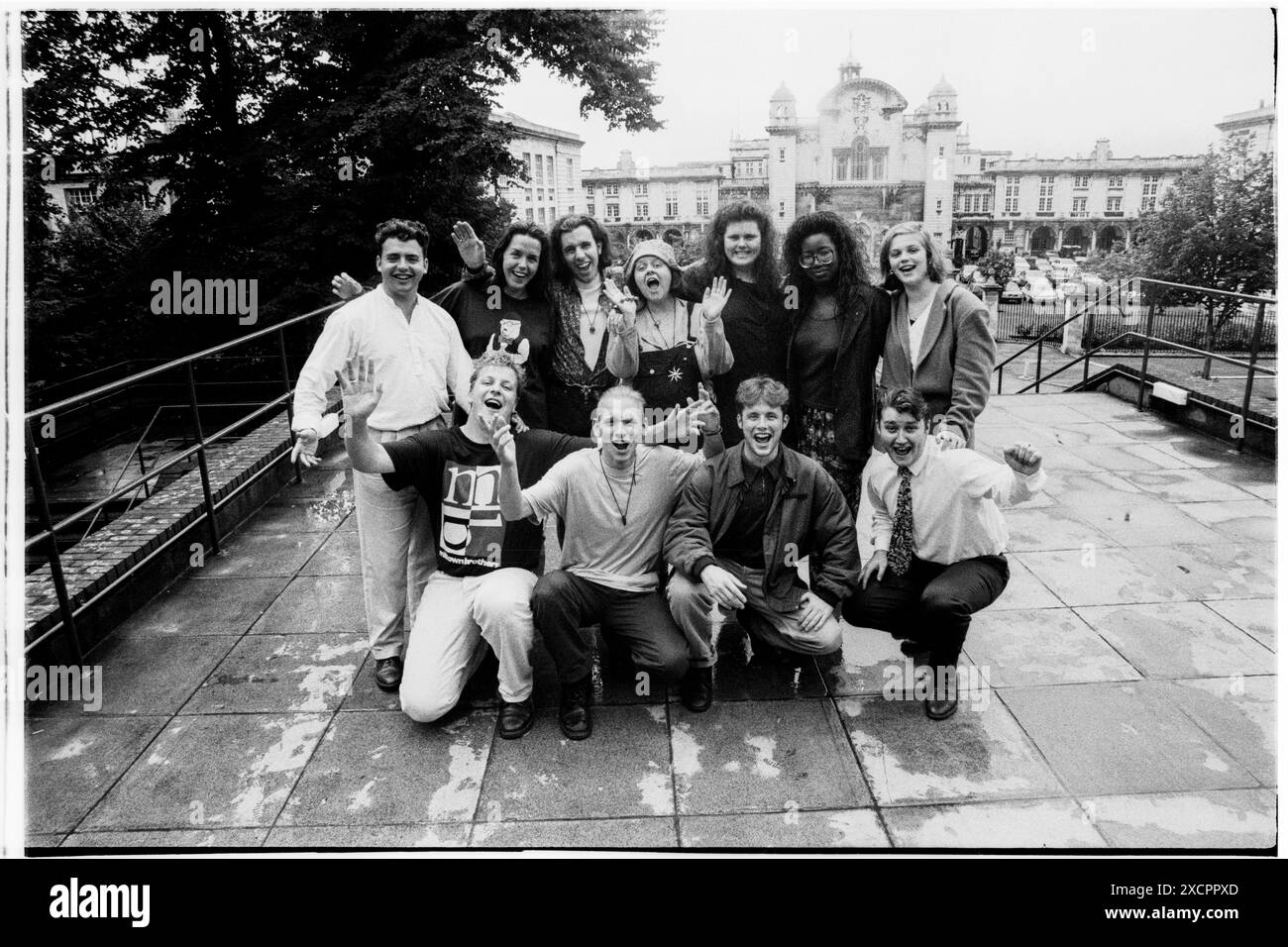 FOTOS – CARDIFF, WALES, UK – 5. JULI 1993: Vicky Alexander (hintere Reihe, rechts) posiert auf den Stufen des Studentengewerkschaftsgebäudes in Cardiff mit dem Main College im Hintergrund mit den anderen Mitgliedern des Executive Teams, während sie ihre Amtszeit als Education and Welfare Officer beginnt. INFO: Vicky Alexander – Victoria Alexander, heute Lady Victoria Starmer – war Mitglied des Executive Teams der Cardiff University Students’ Union als Referentin für Bildung und Wohlfahrt (1993-94) und Präsident (1994-95). In diesem 30 Jahre alten Archiv könnte es Unzulänglichkeiten geben. Foto: Rob Watkins/Alamy Live News Stockfoto