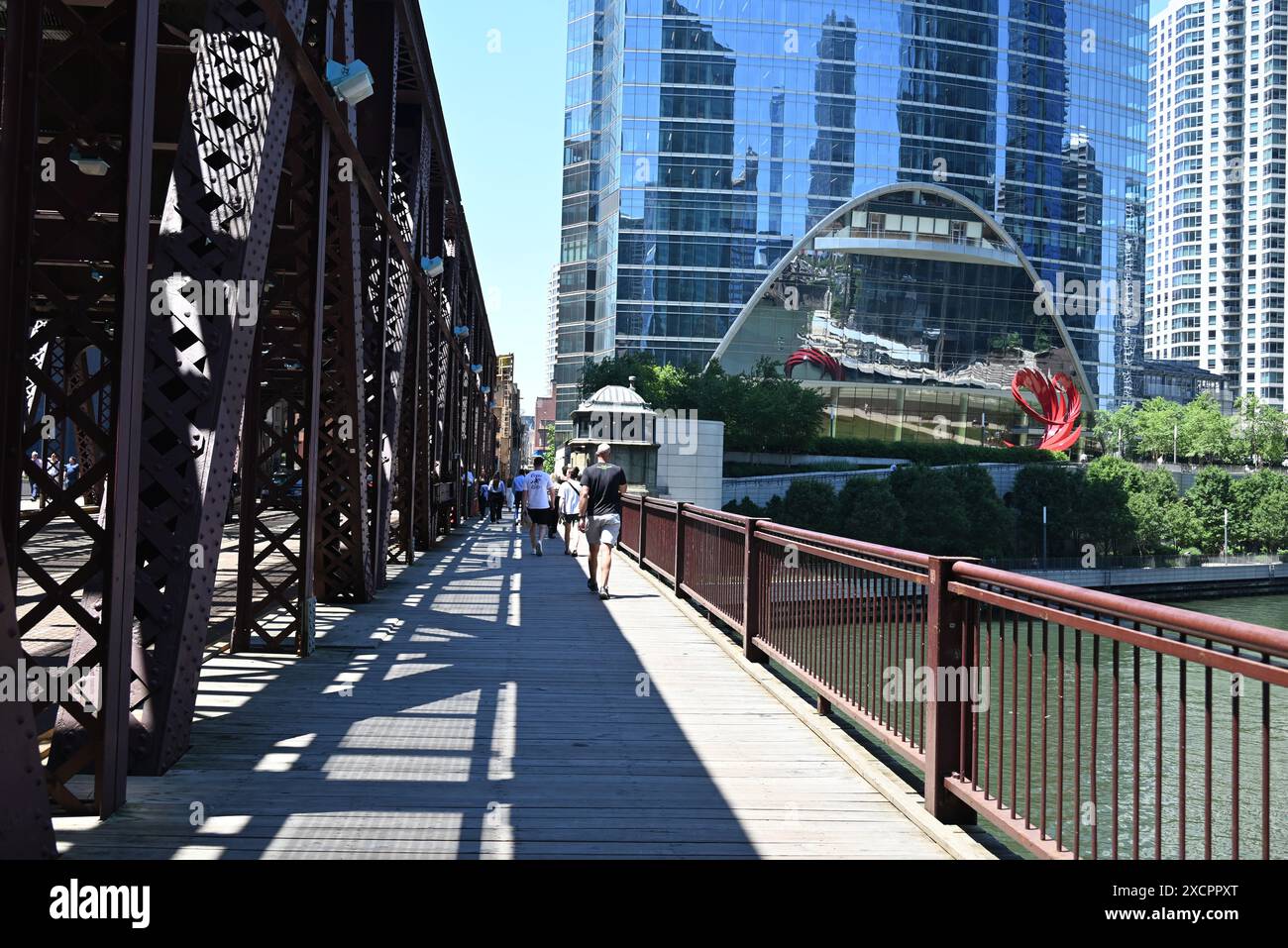 Fußgänger überqueren die Lake Street Bridge in der Innenstadt von Chicago. Stockfoto