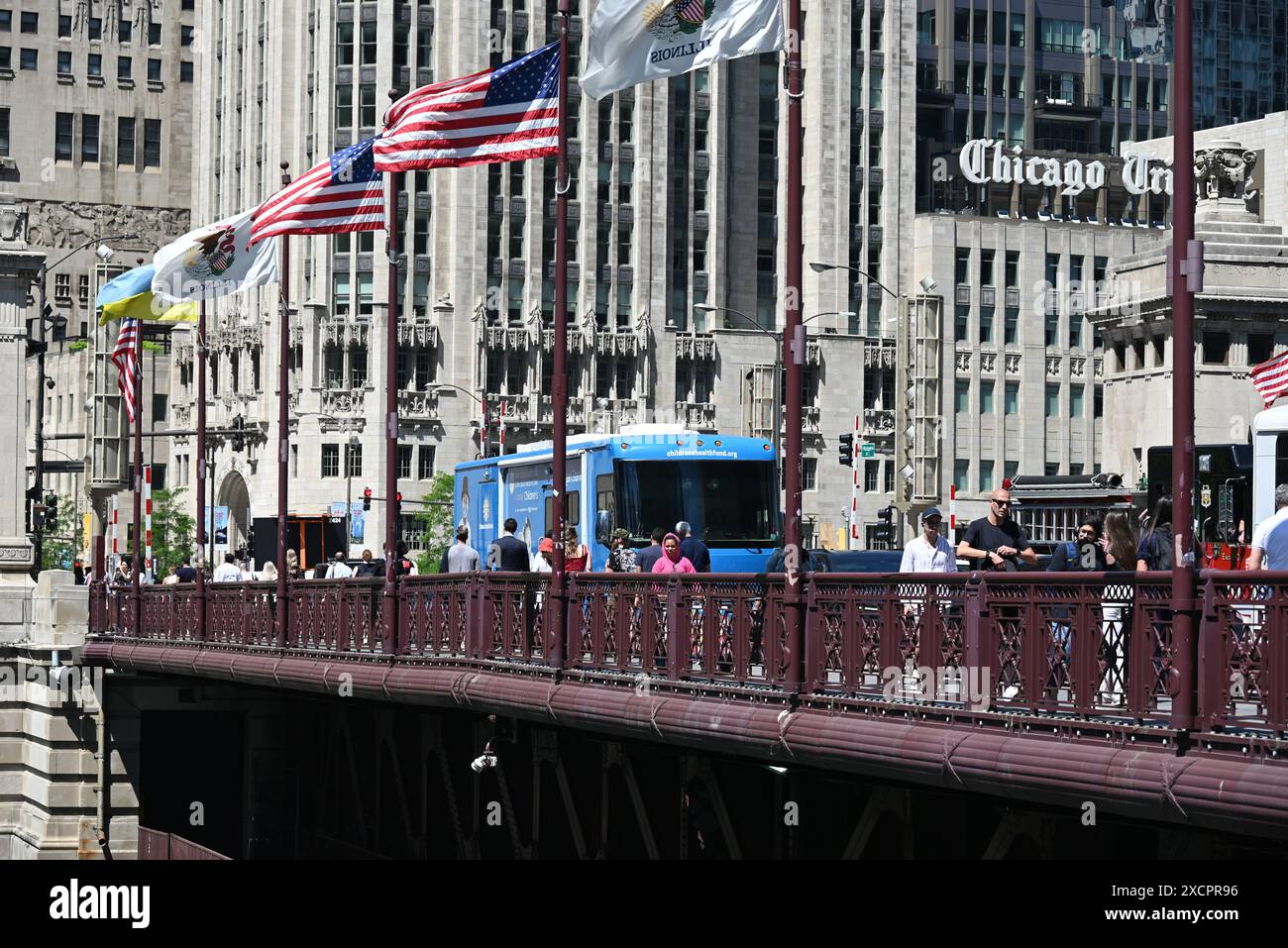 Fahnen wehen im Wind entlang der DuSable-Brücke, wo die Michgan Avenue den Chicago River überquert. Stockfoto