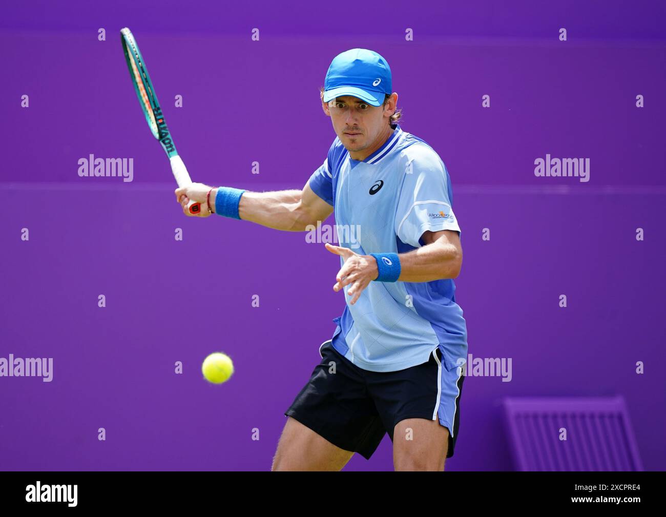 Alex de Minaur im Kampf gegen Lorenzo Musetti während des Mannes-Singles-Spiels am vierten Tag der Cinch-Meisterschaft im Queen's Club, London. Bilddatum: Dienstag, 18. Juni 2024. Stockfoto