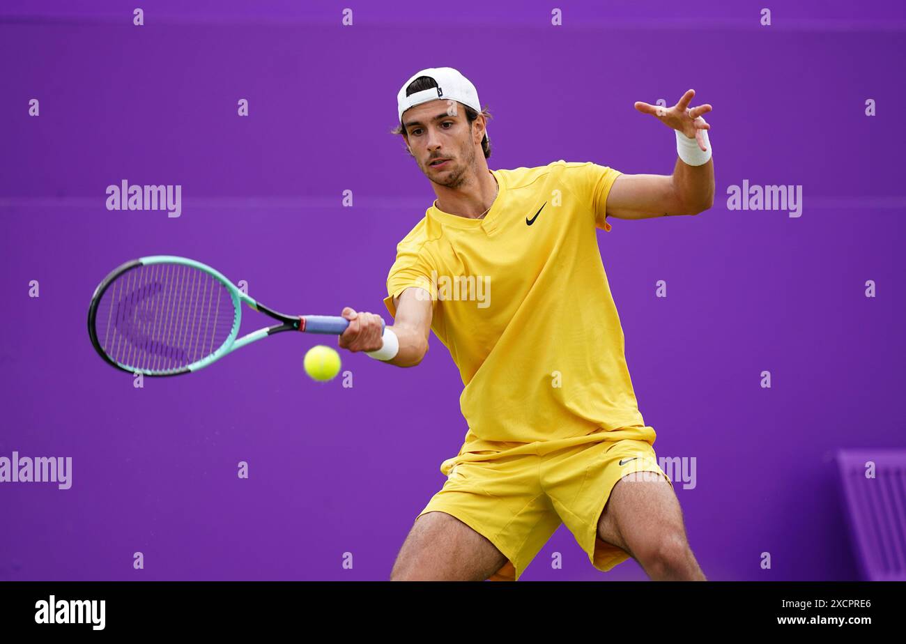 Lorenzo Musetti im Kampf gegen Alex de Minaur während des Mannes-Singles-Spiels am vierten Tag der Cinch-Meisterschaft im Queen's Club, London. Bilddatum: Dienstag, 18. Juni 2024. Stockfoto