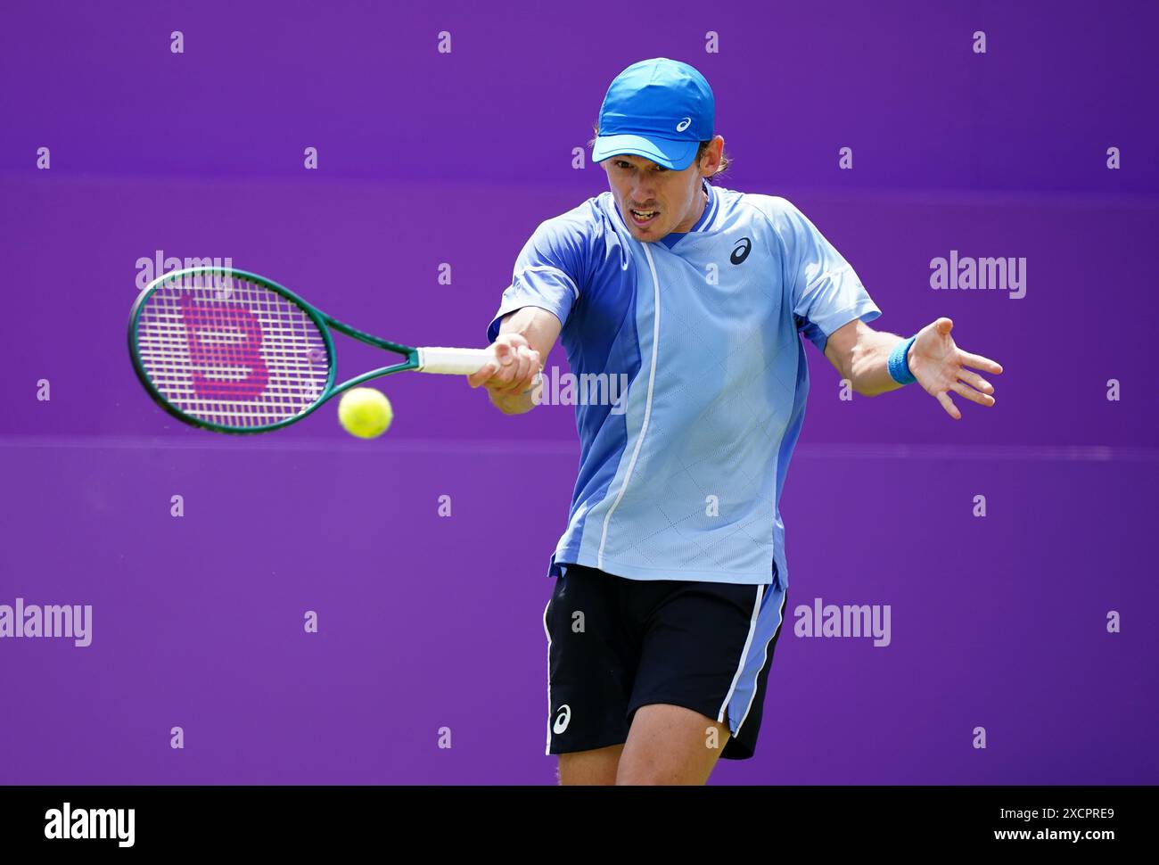 Alex de Minaur im Kampf gegen Lorenzo Musetti während des Mannes-Singles-Spiels am vierten Tag der Cinch-Meisterschaft im Queen's Club, London. Bilddatum: Dienstag, 18. Juni 2024. Stockfoto