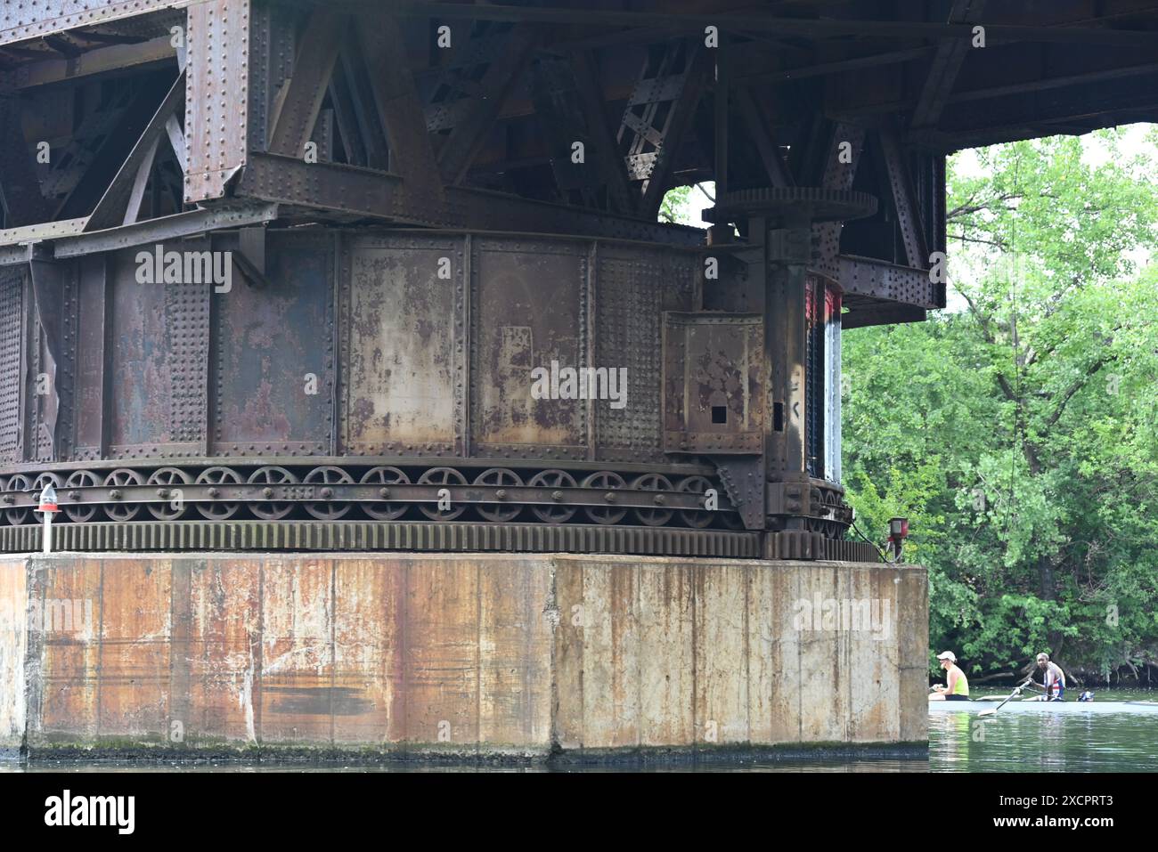 Nahaufnahme der drehbaren Mittelbrücke der Illinois Central Swing Bridge, die den Chicago River auf der Südseite der Städte überquert. Stockfoto