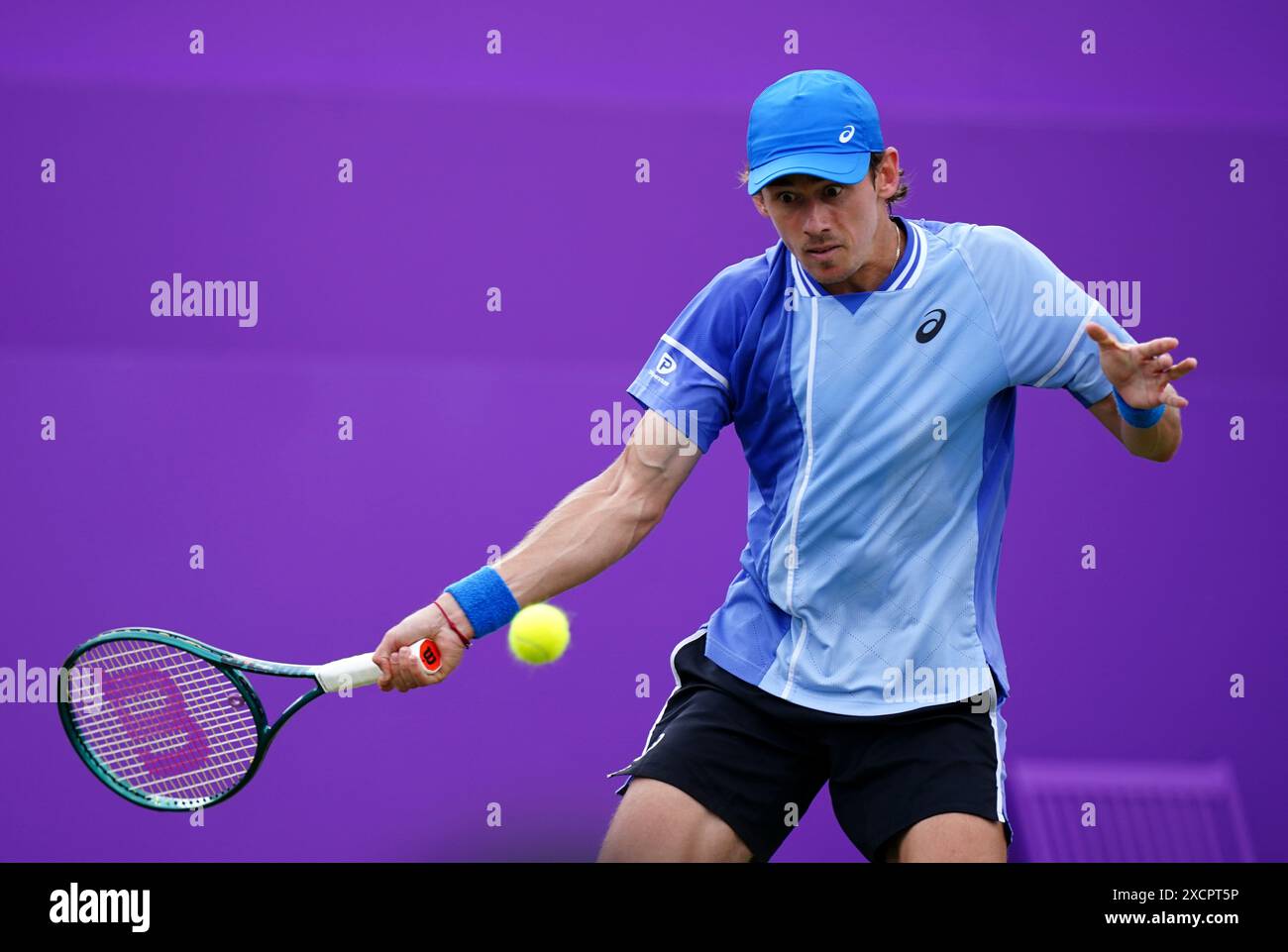 Alex de Minaur im Kampf gegen Lorenzo Musetti während des Mannes-Singles-Spiels am vierten Tag der Cinch-Meisterschaft im Queen's Club, London. Bilddatum: Dienstag, 18. Juni 2024. Stockfoto