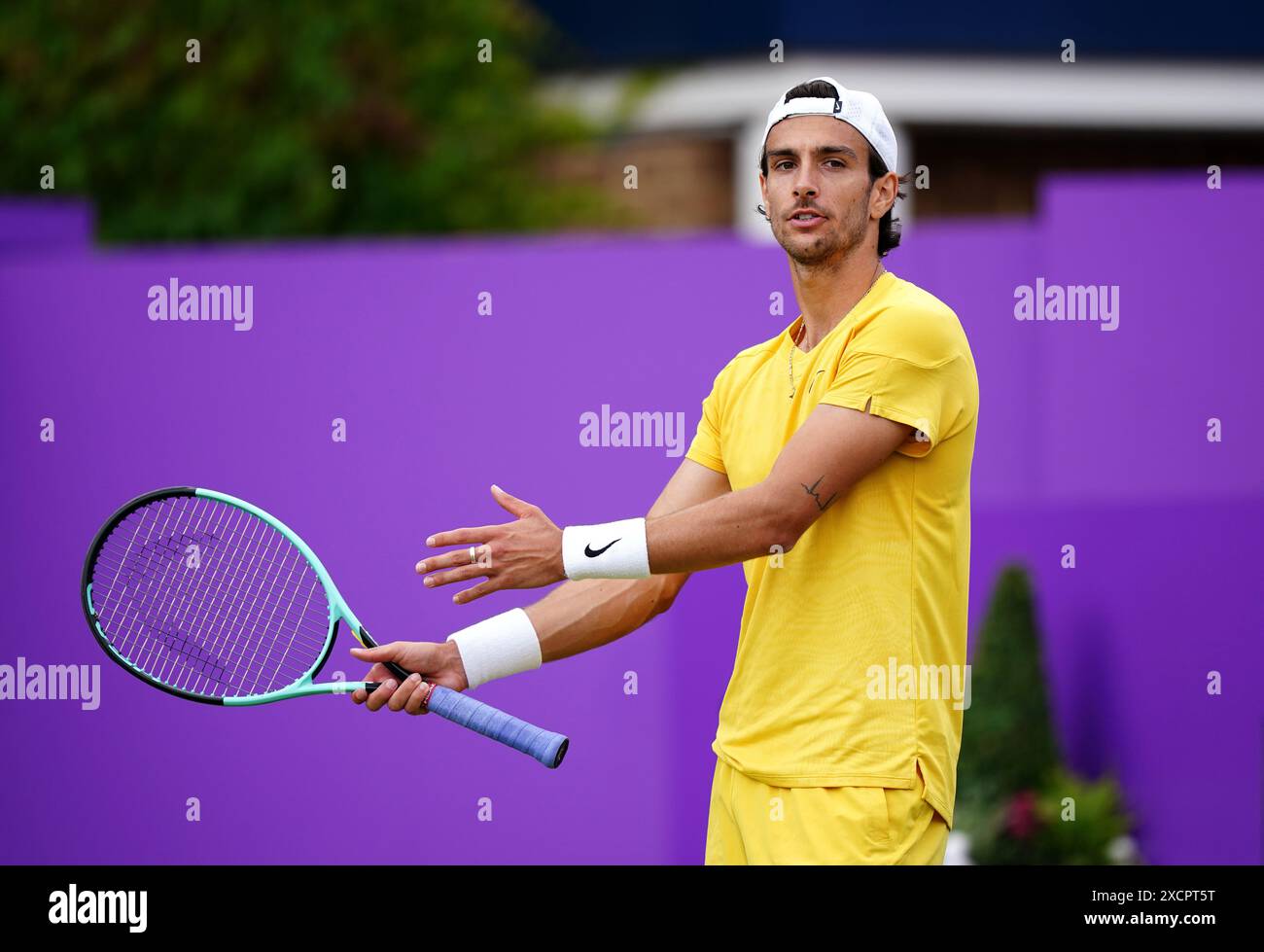 Lorenzo Musetti im Kampf gegen Alex de Minaur während des Mannes-Singles-Spiels am vierten Tag der Cinch-Meisterschaft im Queen's Club, London. Bilddatum: Dienstag, 18. Juni 2024. Stockfoto