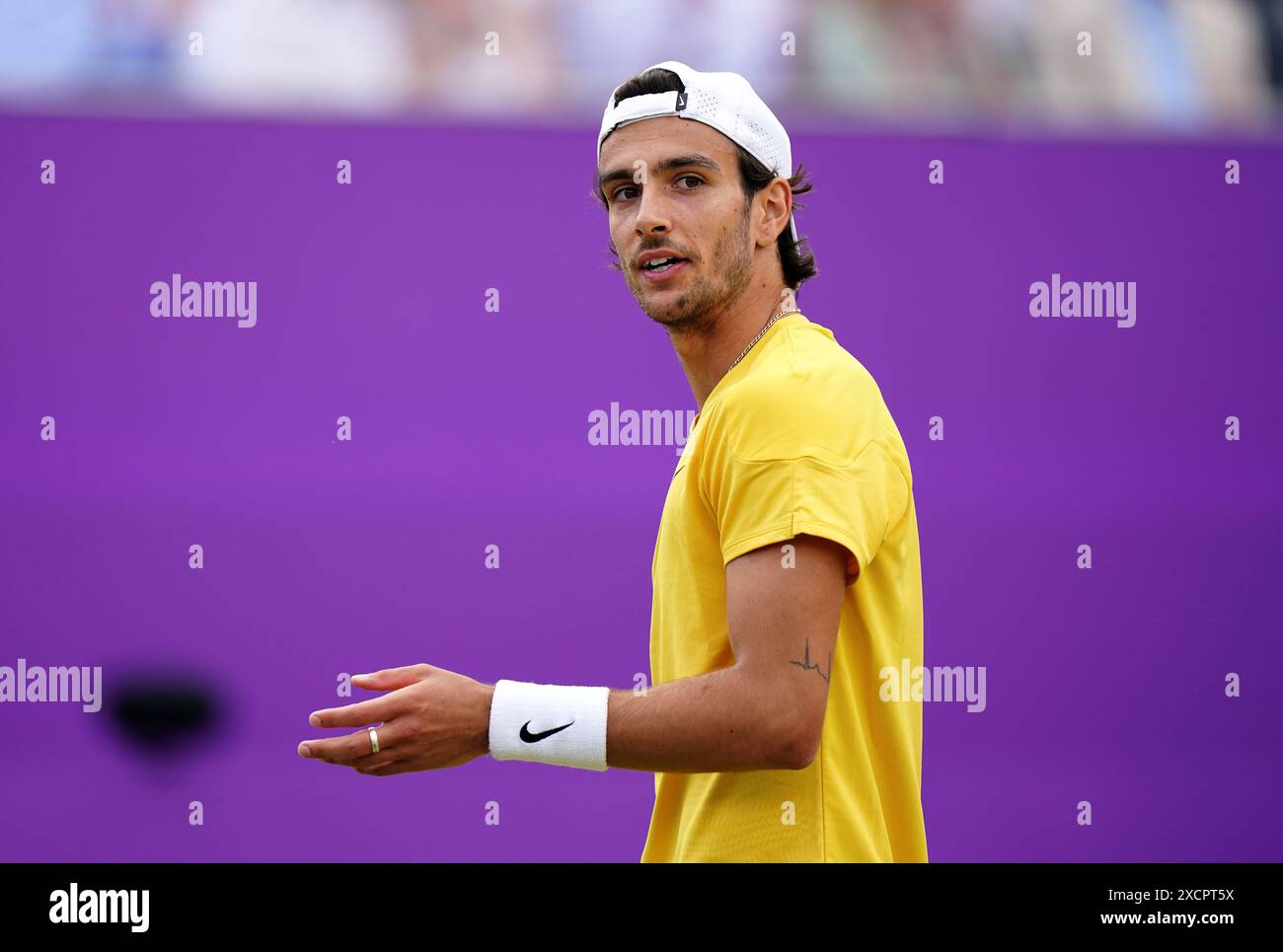 Lorenzo Musetti im Kampf gegen Alex de Minaur während des Mannes-Singles-Spiels am vierten Tag der Cinch-Meisterschaft im Queen's Club, London. Bilddatum: Dienstag, 18. Juni 2024. Stockfoto