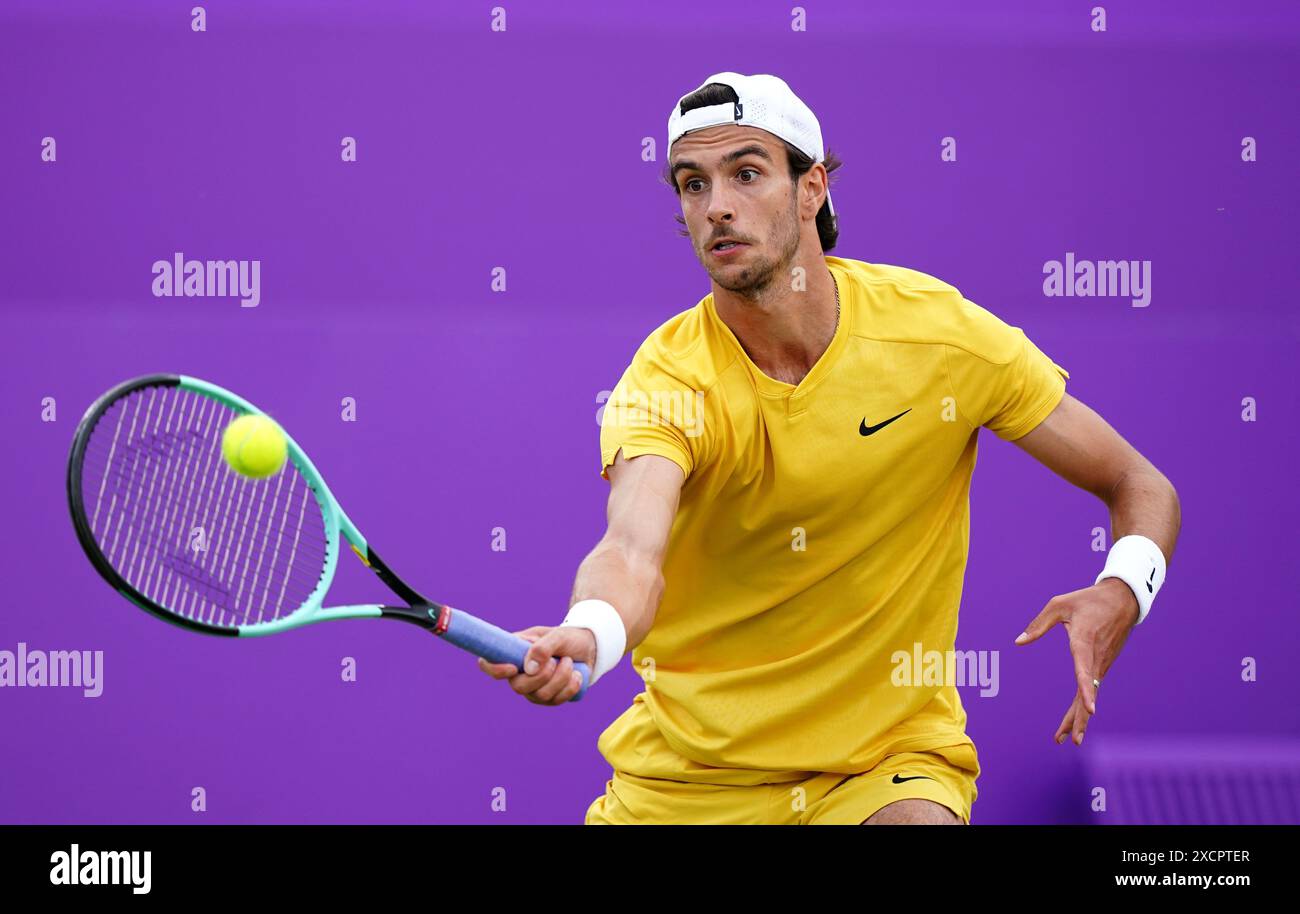 Lorenzo Musetti im Kampf gegen Alex de Minaur während des Mannes-Singles-Spiels am vierten Tag der Cinch-Meisterschaft im Queen's Club, London. Bilddatum: Dienstag, 18. Juni 2024. Stockfoto