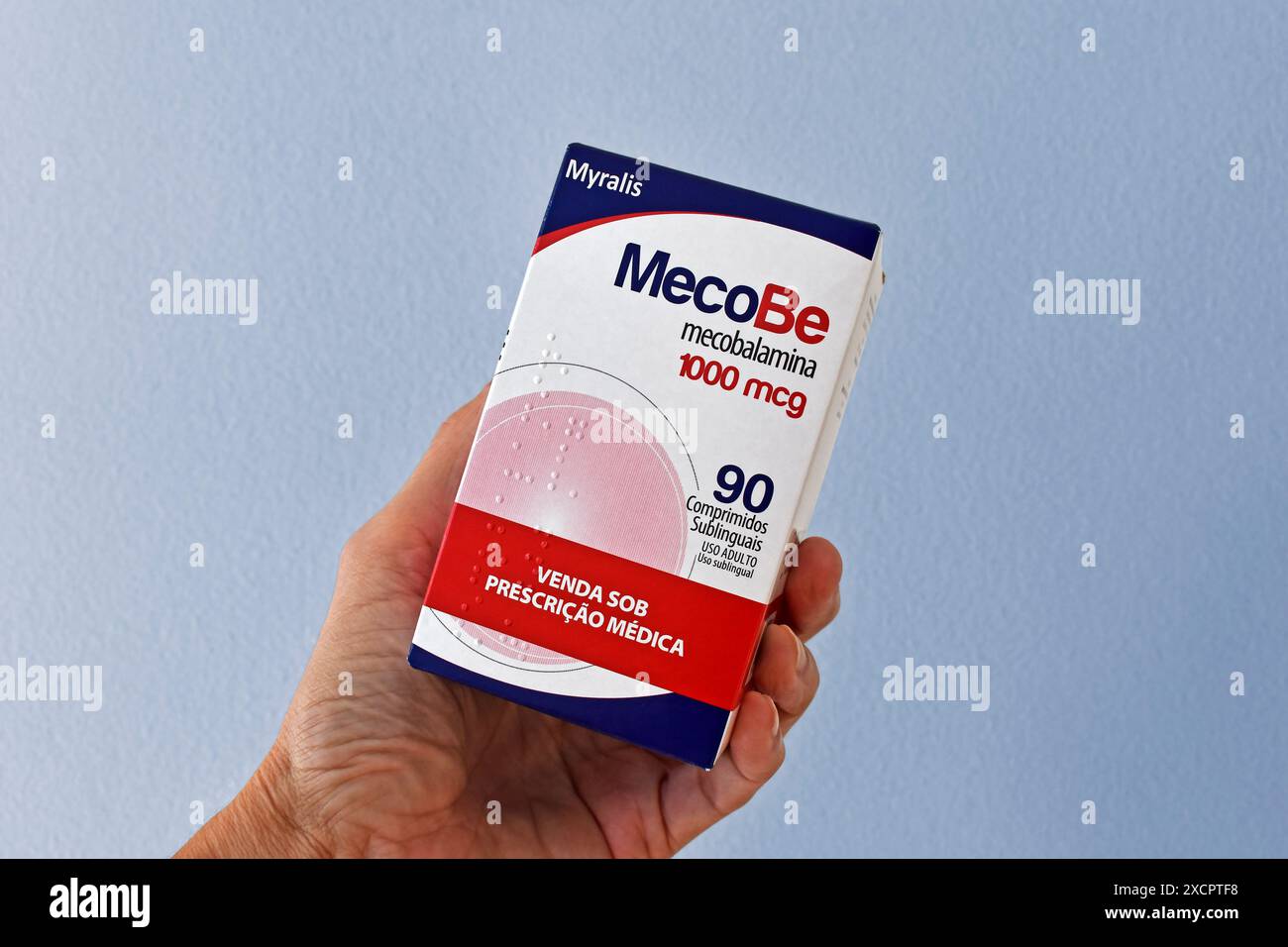 RIO DE JANEIRO, BRASILIEN - 17. JUNI 2024: Hand hält eine Schachtel B12-Vitamin (Mecobalamin) Stockfoto