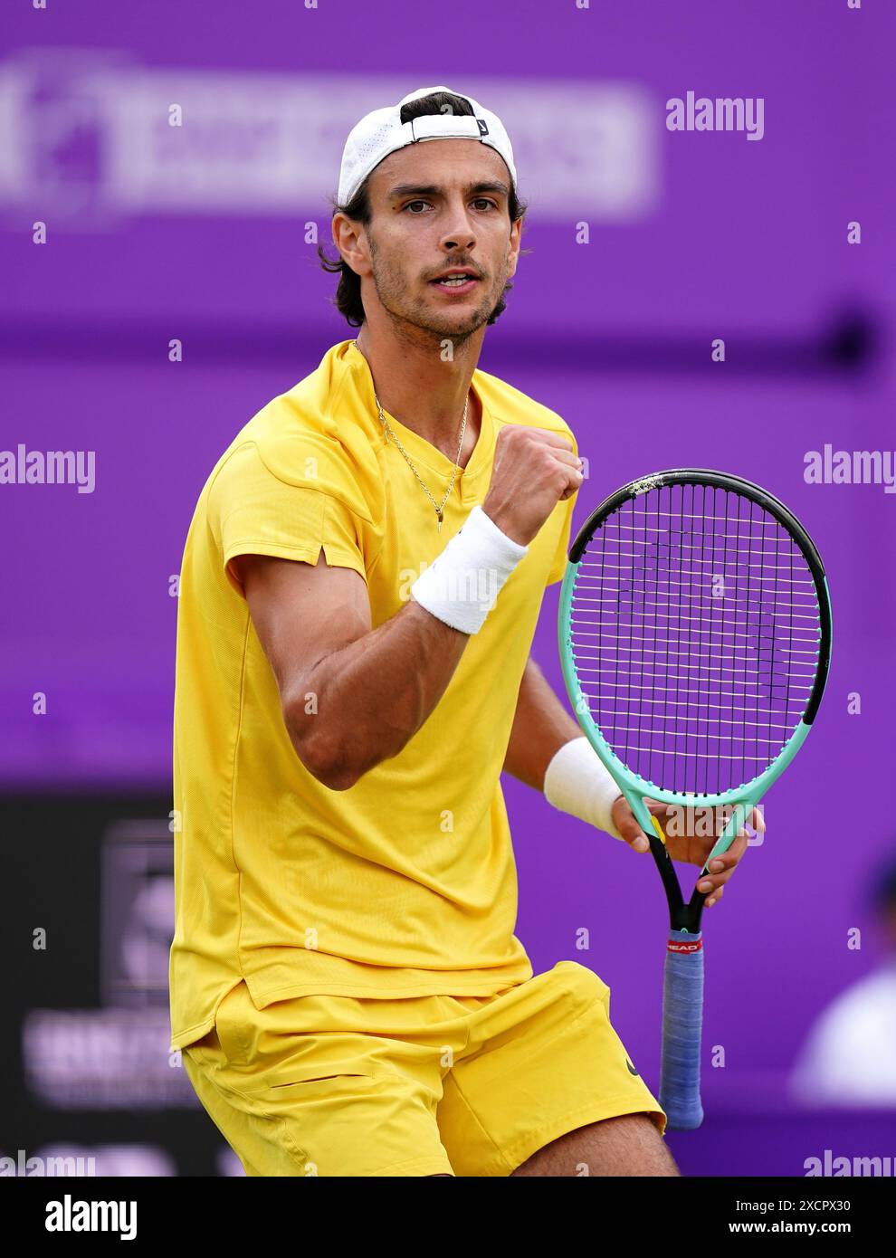 Lorenzo Musetti feiert einen Punkt gegen Alex de Minaur während ihres Männer-Singles-Spiels am vierten Tag der Cinch-Meisterschaft im Queen's Club, London. Bilddatum: Dienstag, 18. Juni 2024. Stockfoto