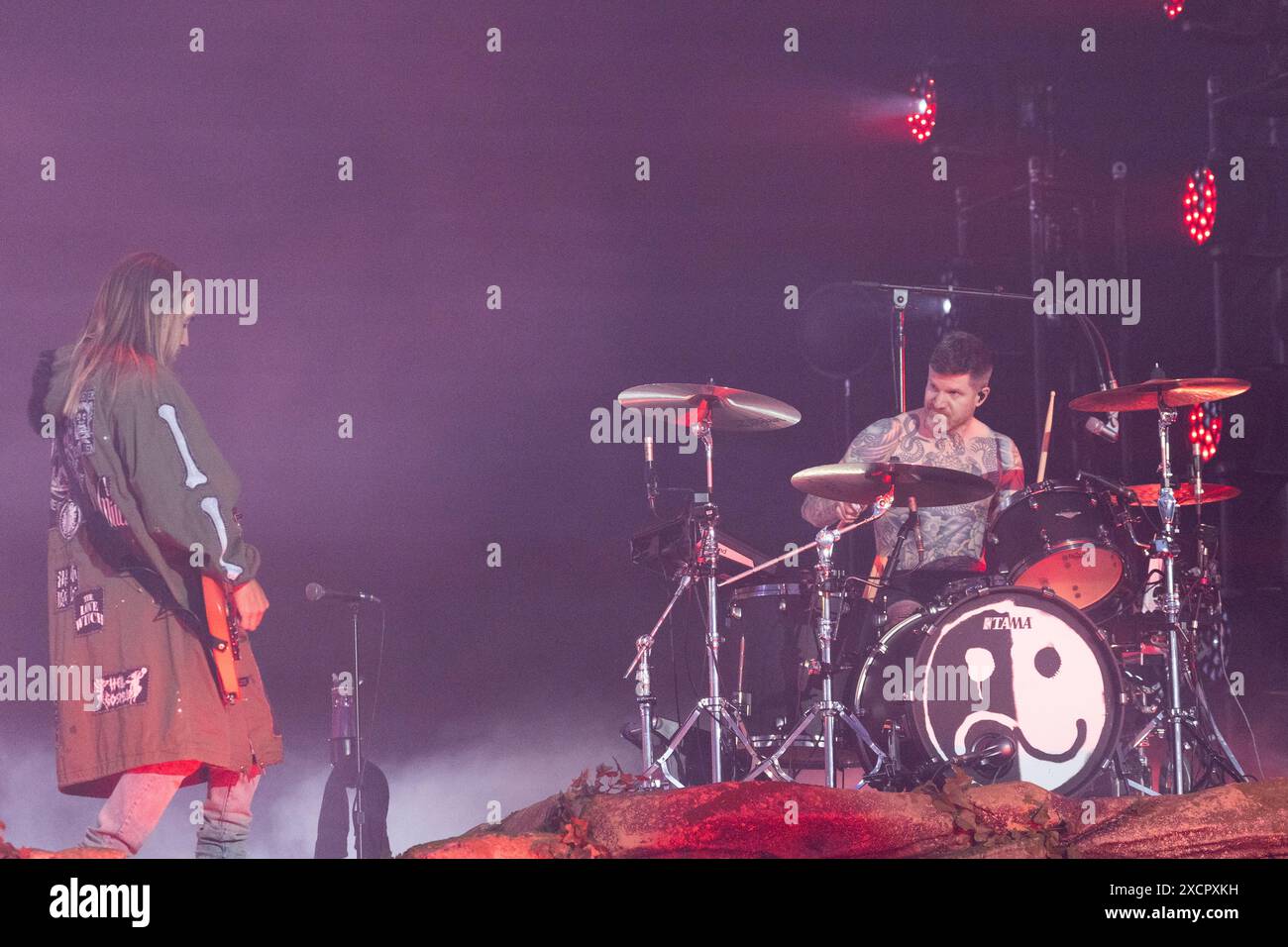 Leicestershire, Großbritannien. Samstag, 15. Juni 2024. Pete Wentz und Andy Hurley von Fall Out Boy treten auf der Apex-Bühne beim Download Festival 2024 im Donington Park auf. Download ist das größte Rock and Metal Festival in Großbritannien mit einer Kapazität von 75.000 Personen. Quelle: Katie Collins/EMPICS/Alamy Live News Stockfoto