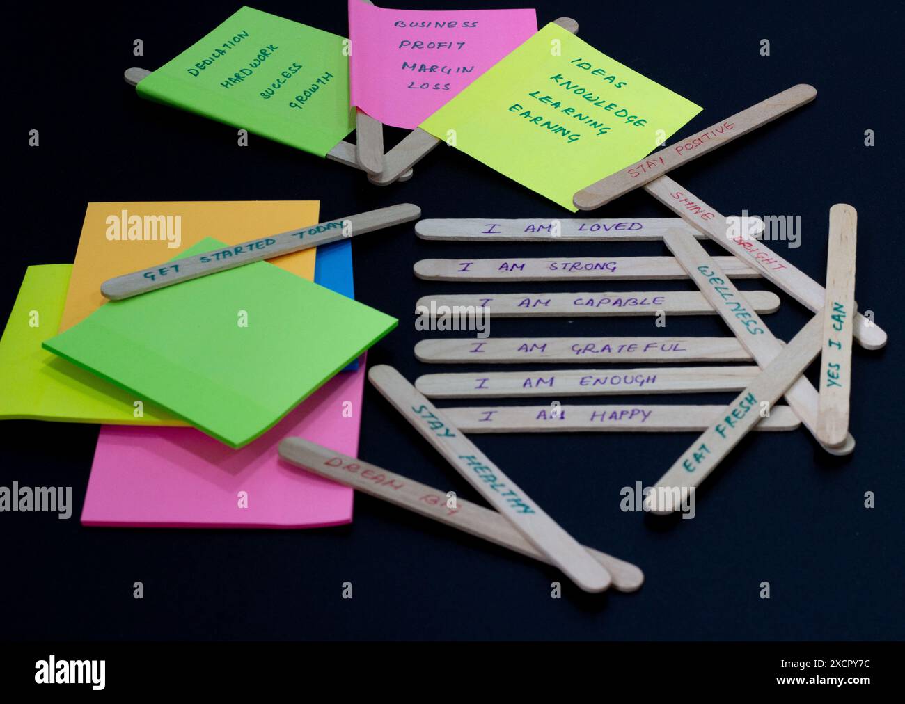 Handschriftliche positive Zitate auf Haftnotizen zur Stärkung des Selbstwertgefühls. Stockfoto