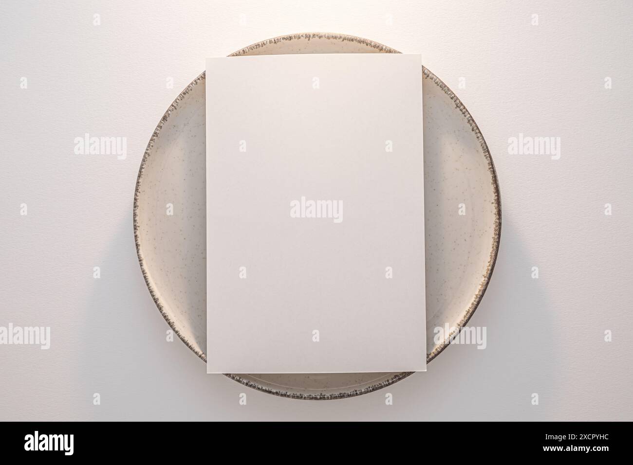 Leeres Whitepapier Kopierfeld auf cremefarbener Platte Stockfoto