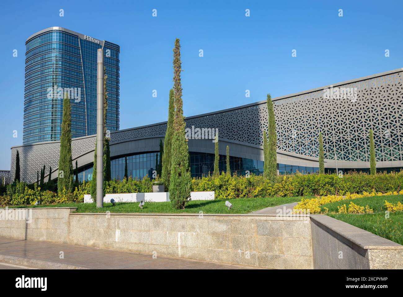 TASCHKENT, USBEKISTAN - 03. SEPTEMBER 2022: Das Gebäude des modernen Hilton Hotels. Taschkent, Usbekistan Stockfoto