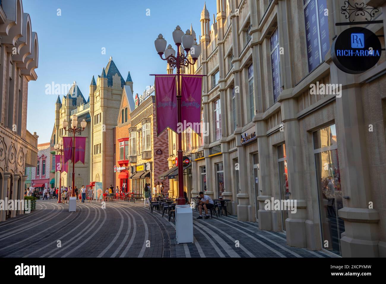 TASCHKENT, USBEKISTAN – 03. SEPTEMBER 2022: Eine Straße mit Cafés und Geschäften im Stadtpark „Magic City“. Taschkent, Usbekistan Stockfoto