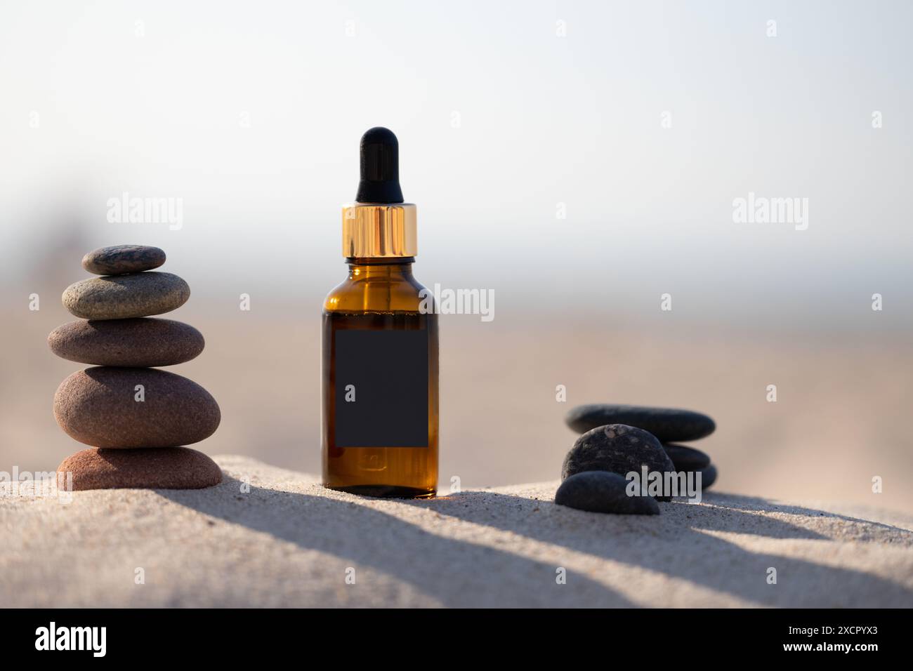 Natürliche Sonnencreme mit schwarzem Etikett Stockfoto