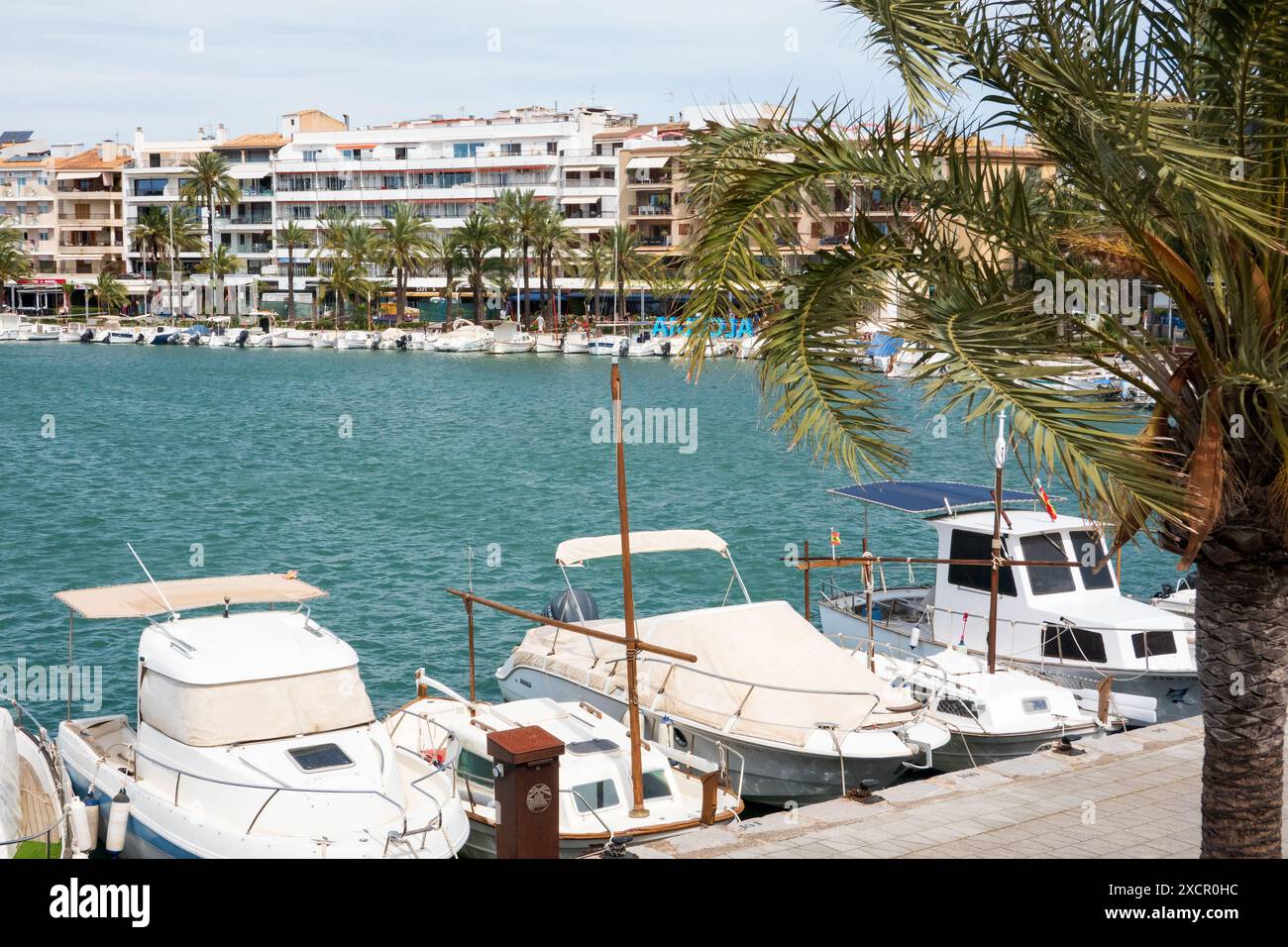 Alcudia, Mallorca, Spanien - 31,März,2023, Port Alcudia, Hafenblick, Mallorca, Spanien Stockfoto