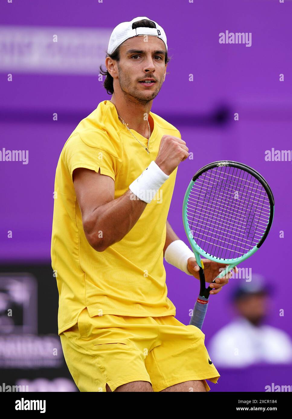 Lorenzo Musetti feiert das Spiel gegen Alex de Minaur während des Singles-Spiels der Männer am vierten Tag der Cinch-Meisterschaft im Queen's Club, London. Bilddatum: Dienstag, 18. Juni 2024. Stockfoto