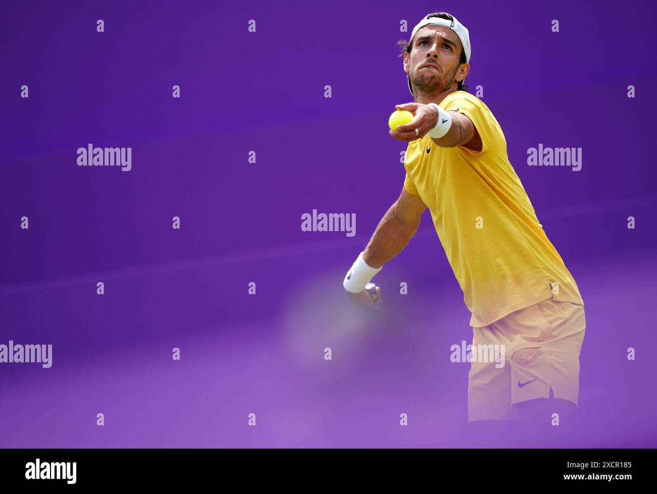 Lorenzo Musetti im Kampf gegen Alex de Minaur während des Mannes-Singles-Spiels am vierten Tag der Cinch-Meisterschaft im Queen's Club, London. Bilddatum: Dienstag, 18. Juni 2024. Stockfoto