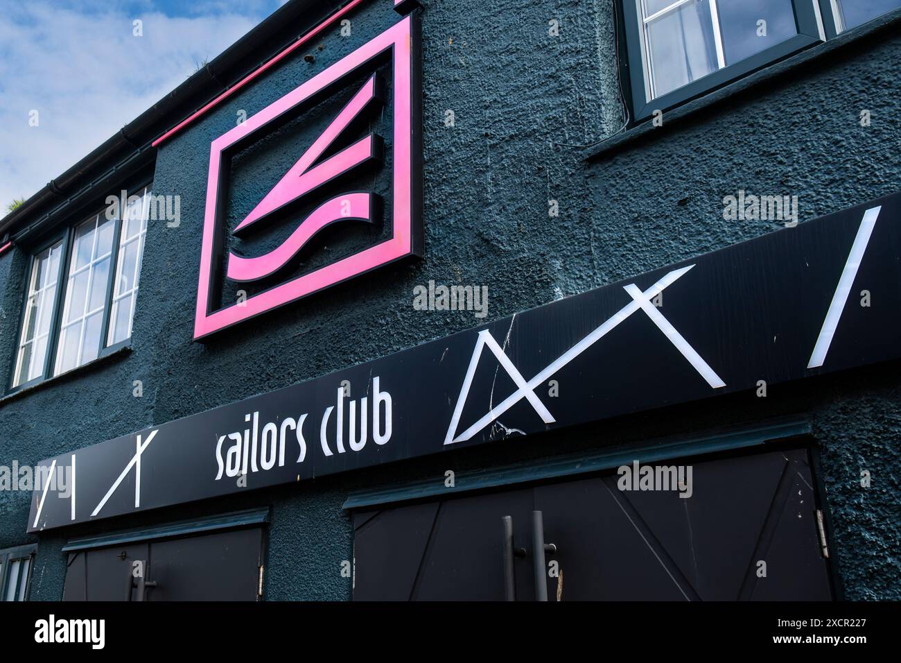 Das Schild für Sailors Club Pub im Stadtzentrum von Newquay in Cornwall, Großbritannien. Stockfoto