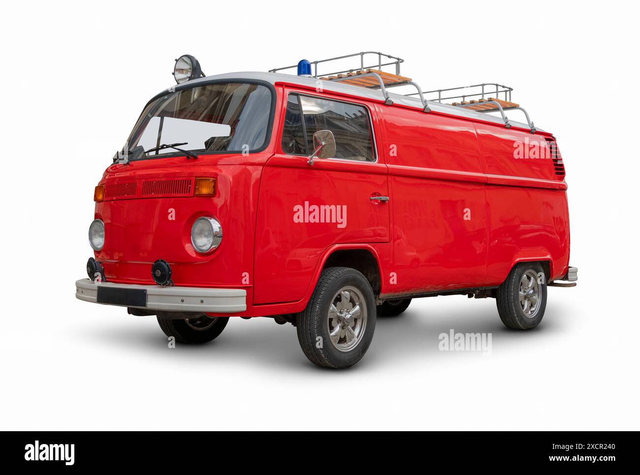 Rot deutscher Oldtimer-Transporter isoliert auf weiß mit Schatten Stockfoto