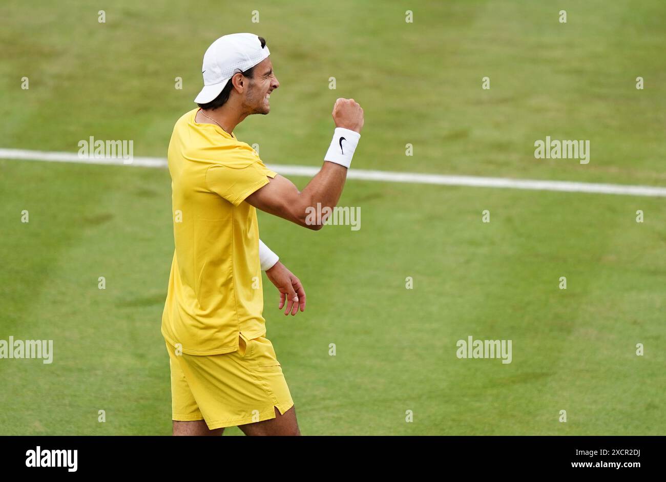 Lorenzo Musetti feiert den Sieg gegen Alex de Minaur während des Einzel-Spiels der Männer am vierten Tag der Cinch-Meisterschaft im Queen's Club, London. Bilddatum: Dienstag, 18. Juni 2024. Stockfoto