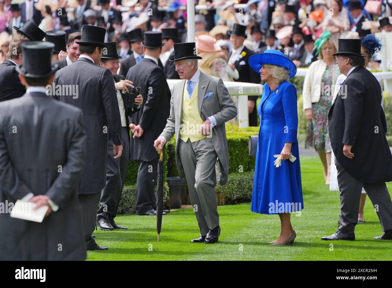 König Karl III. Und Königin Camilla kommen am ersten Tag von Royal Ascot auf der Ascot Racecourse in Berkshire an. Bilddatum: Dienstag, 18. Juni 2024. Stockfoto