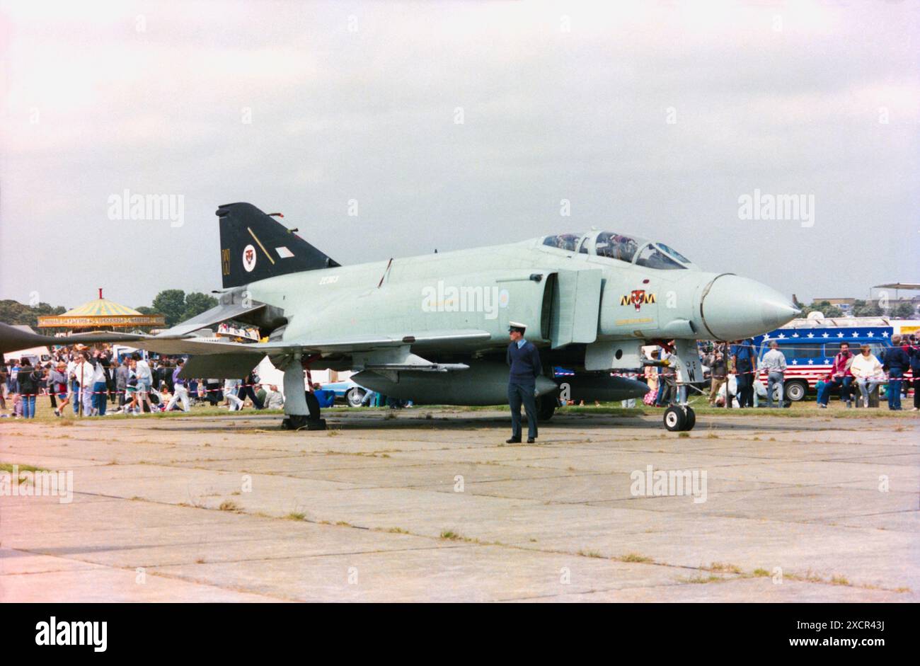74 Squadron Royal Air Force McDonnell Douglas F-4J (UK) Phantom Kampfflugzeug ZE363 auf der RAF Manston Airshow. Nach der Stationierung einer Phantoms-Staffel auf den Falklandinseln entschied die britische Regierung 1984, dass die daraus resultierende Lücke in der britischen Luftverteidigung geschlossen werden musste. 15 Flugzeuge wurden aus den besten F-4Js ausgewählt, die im Aerospace Maintenance & Regeneration Center auf der Davis-Monthan Air Force Base in Arizona gelagert wurden, renoviert und im Oktober 1984 mit der RAF 74 Squadron in Dienst gestellt. Im Jahr 1991 wurde er für das Battle Damage Repair Training eingesetzt Stockfoto