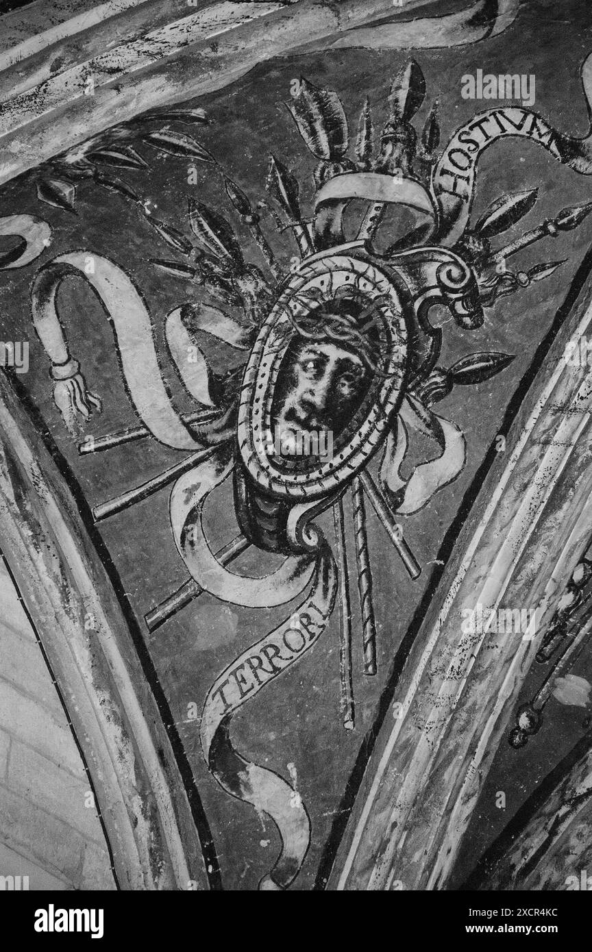 Avignon, Frankreich - 30. April 2013: Fresko Terrori Hostium (lateinisch: „Den Feind einschüchtern“) an der Decke im Palast der Päpste. Schwarzweiß. Stockfoto