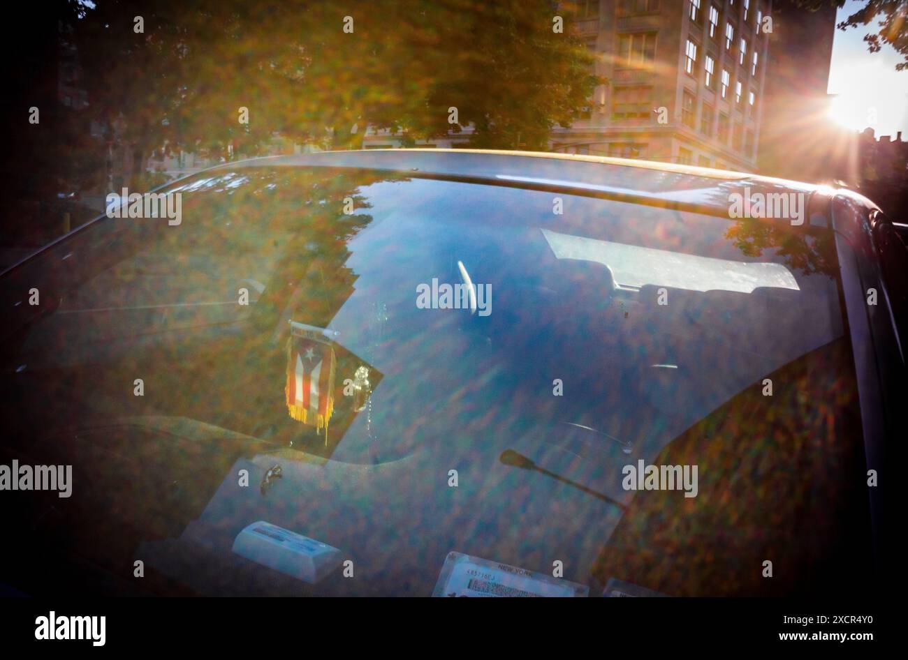 Puerto-ricanische Flaggendekoration hängt am Mittwoch, 12. Juni 2024, am Rückspiegel eines Autos in Chelsea in New York (© Richard B. Levine) Stockfoto