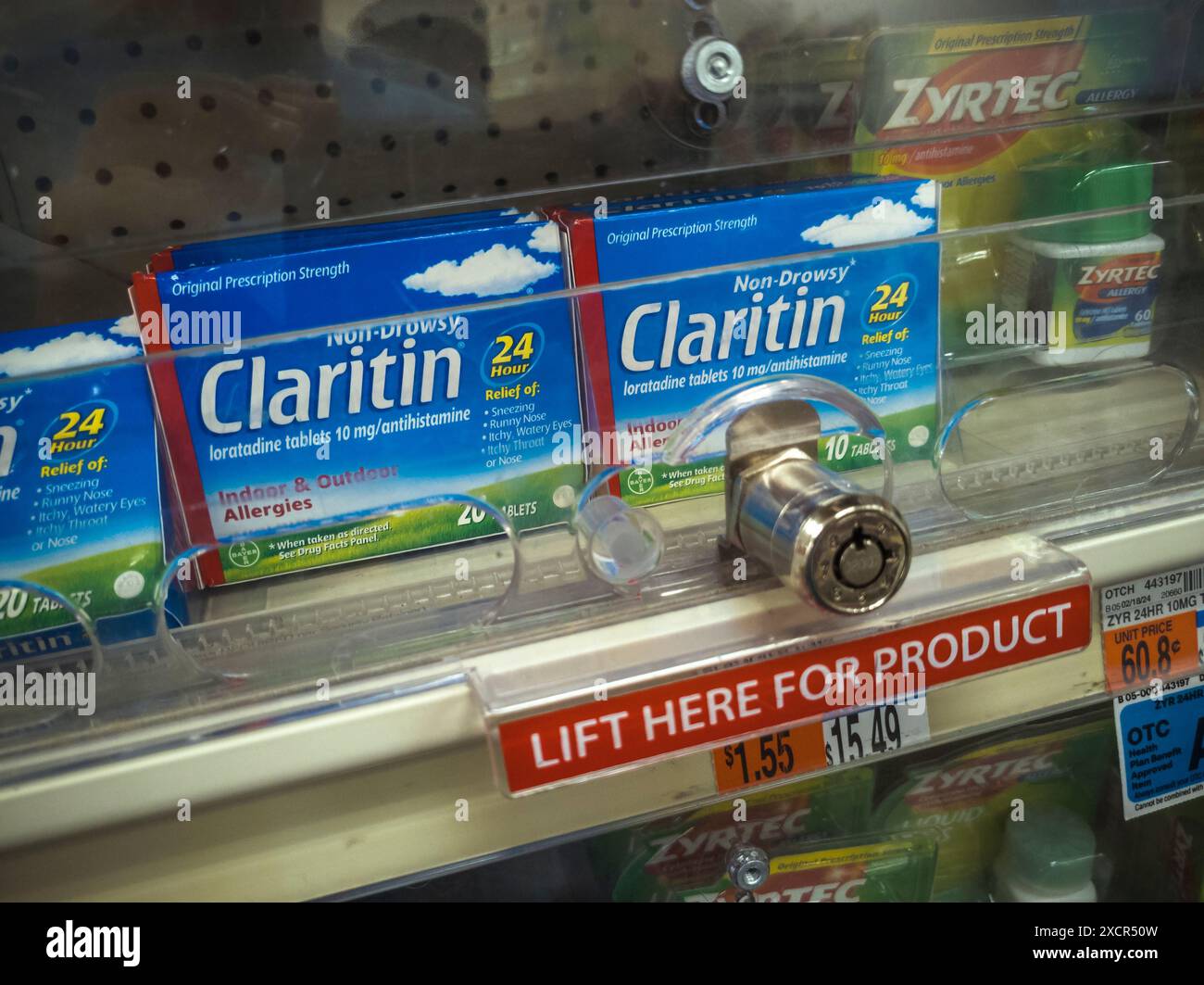 Beliebte Claritin rezeptfrei Erkältungs- und Grippemedikamente gesperrt, um Ladendiebstahl in einer CVS Health Drogerie in Chelsea in New York am Samstag, 15. Juni 2024 zu verhindern. (© Richard B. Levine) Stockfoto