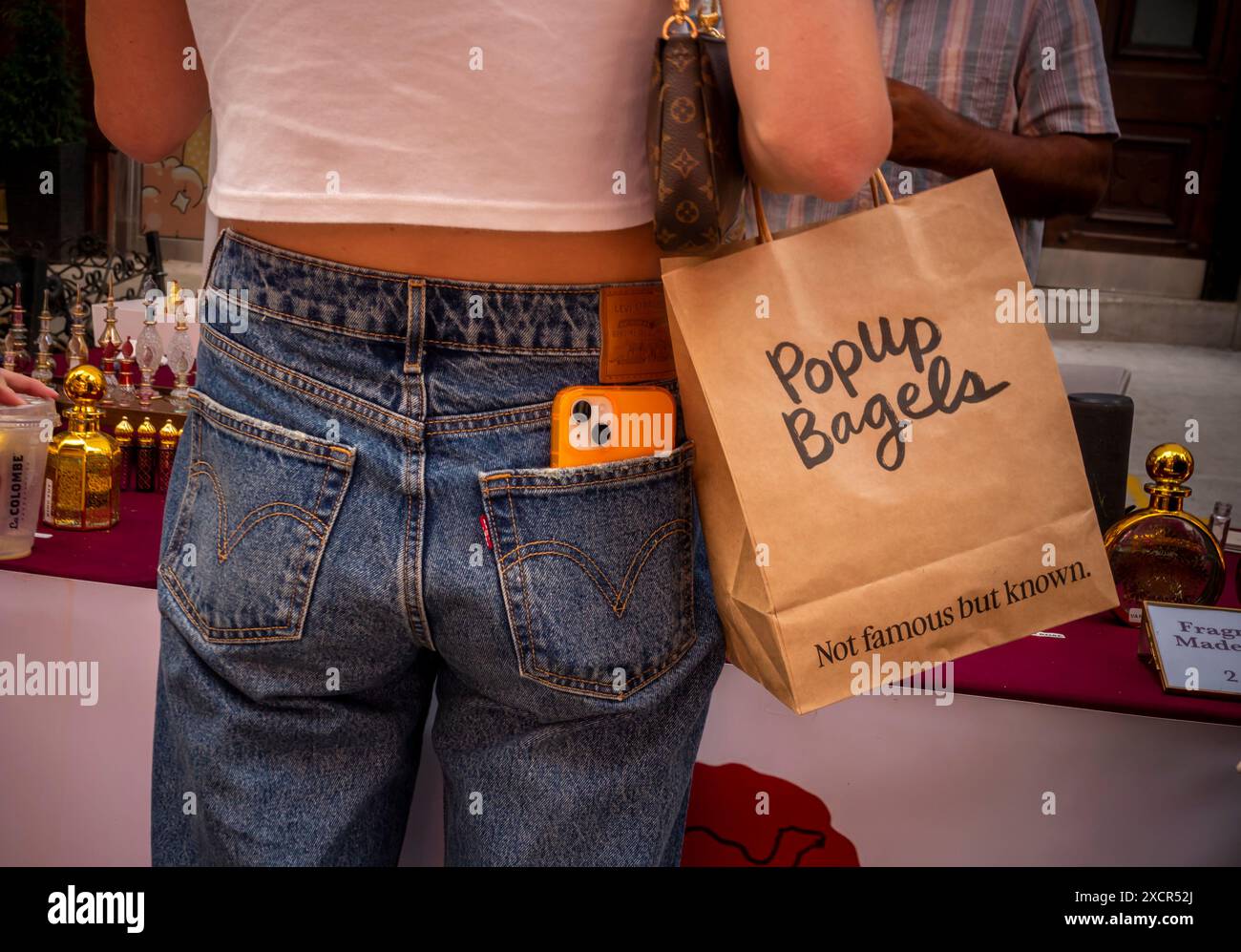 Frauen mit ihren Smartphones in den Gesäßtaschen, reif für Apple-Diebstähle, in New York am Samstag, den 15. Juni 2024. (© Richard B. Levine) Stockfoto