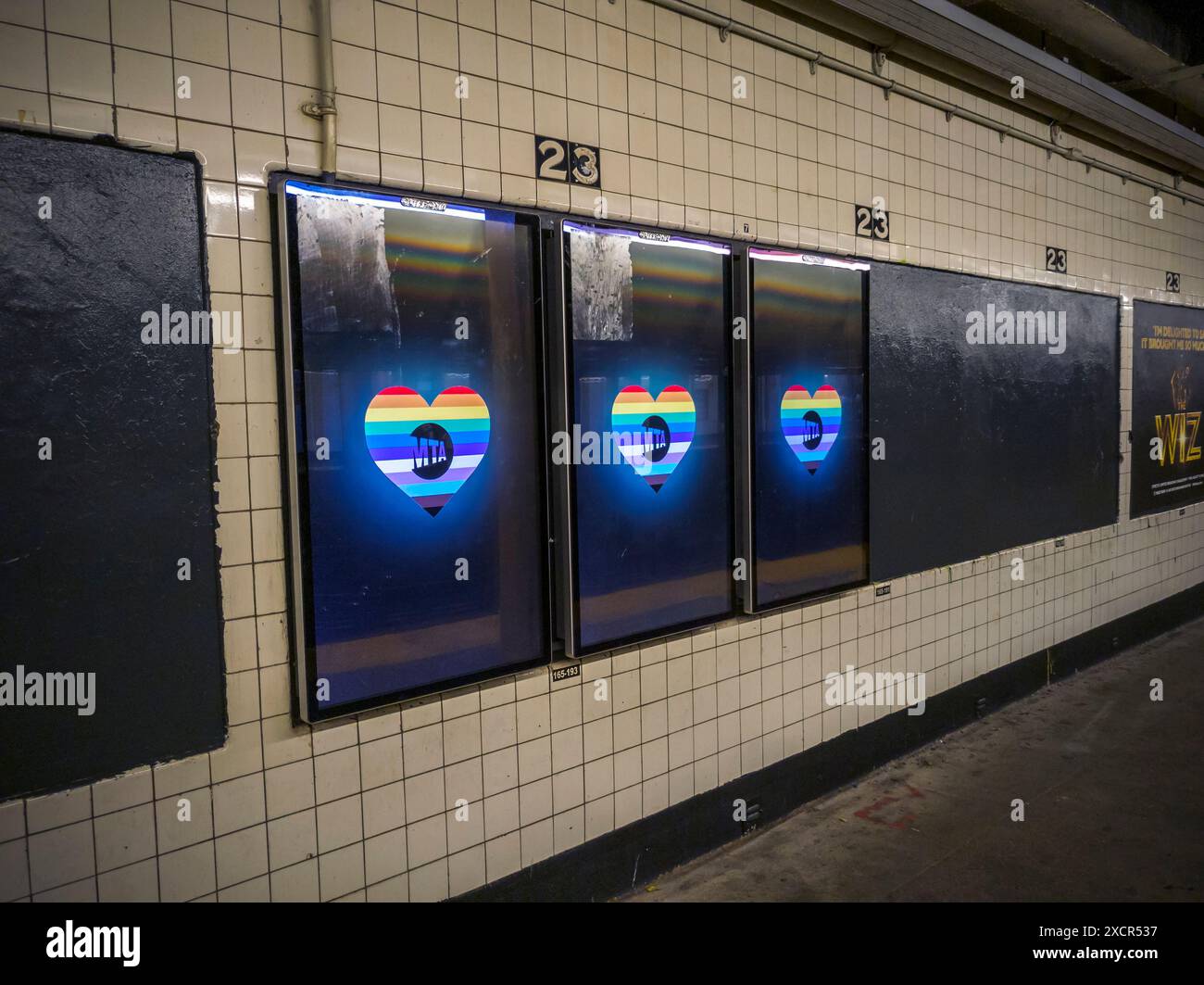 Digitale Werbung im Westen 23rd St. Die U-Bahn-Station in Chelsea in New York zeigt Regenbogenfarben, die auf die Unterstützung der Metropolitan Transportation Authority für Gay Pride hinweisen, die am Sonntag, den 17. Juni 2024, zu sehen war. (© Richard B. Levine) Stockfoto