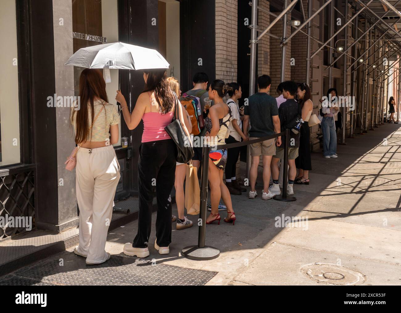 Am Sonntag, den 16. Juni 2024, warten die Käufer in der Schlange, um den Gentle Monster Store in Soho in New York zu betreten (© Richard B. Levine) Stockfoto