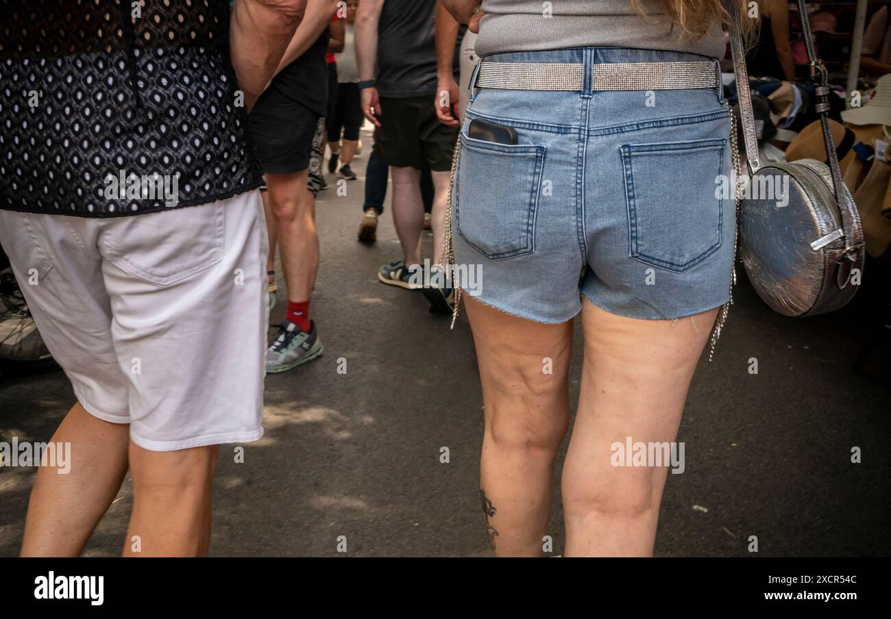 Frauen mit ihren Smartphones in den Gesäßtaschen, reif für Apple-Diebstähle, in New York am Samstag, den 15. Juni 2024. (© Richard B. Levine) Stockfoto