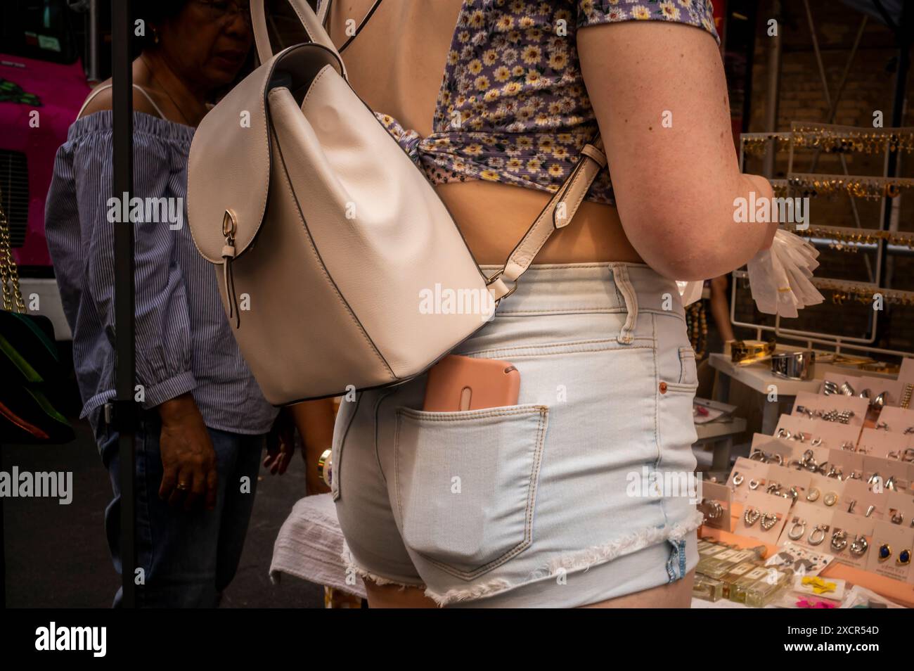 Frauen mit ihren Smartphones in den Gesäßtaschen, reif für Apple-Diebstähle, in New York am Samstag, den 15. Juni 2024. (© Richard B. Levine) Stockfoto