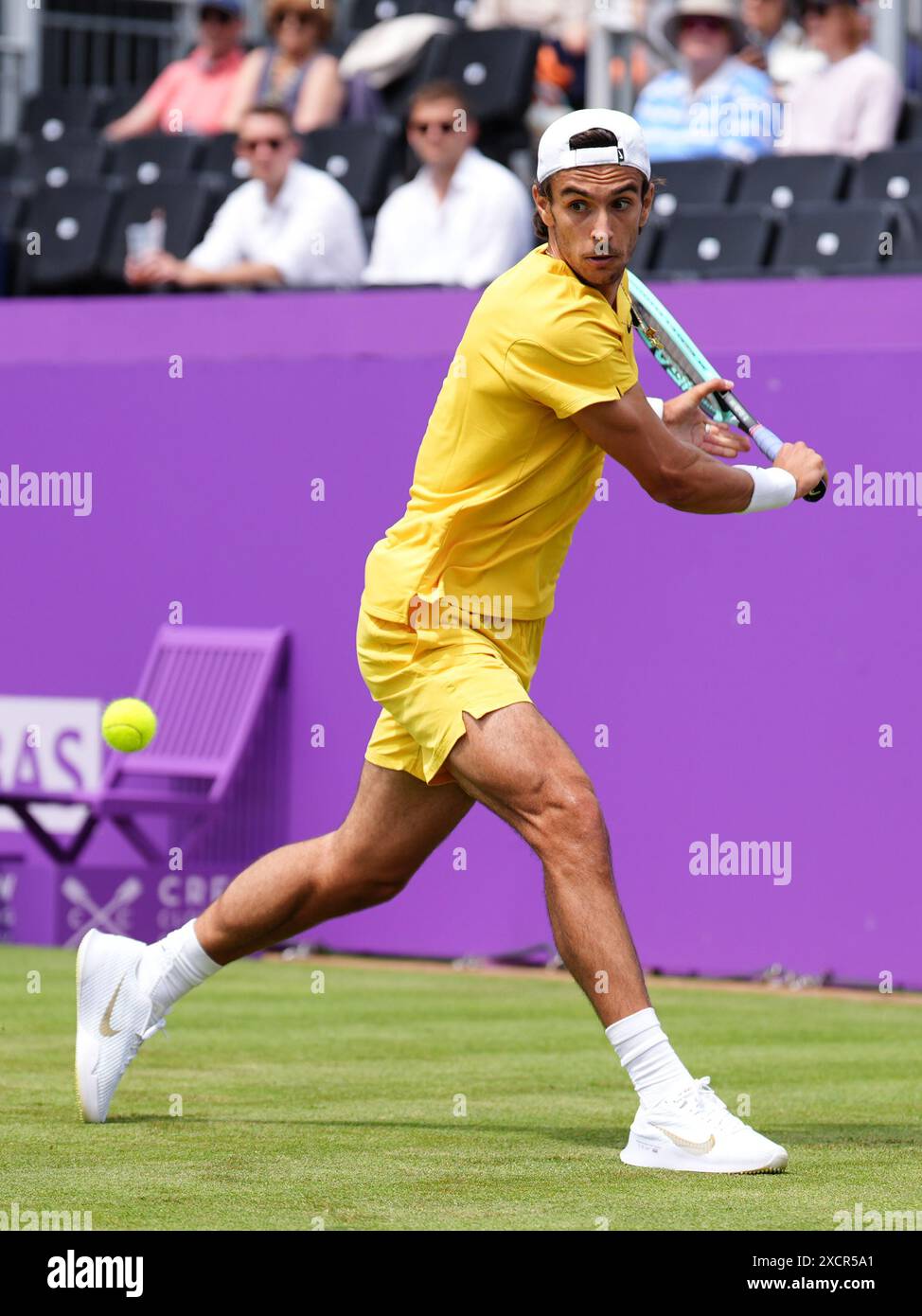 Lorenzo Musetti im Kampf gegen Alex de Minaur während des Mannes-Singles-Spiels am vierten Tag der Cinch-Meisterschaft im Queen's Club, London. Bilddatum: Dienstag, 18. Juni 2024. Stockfoto