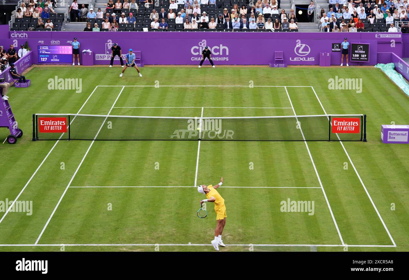 Lorenzo Musetti im Kampf gegen Alex de Minaur während des Mannes-Singles-Spiels am vierten Tag der Cinch-Meisterschaft im Queen's Club, London. Bilddatum: Dienstag, 18. Juni 2024. Stockfoto