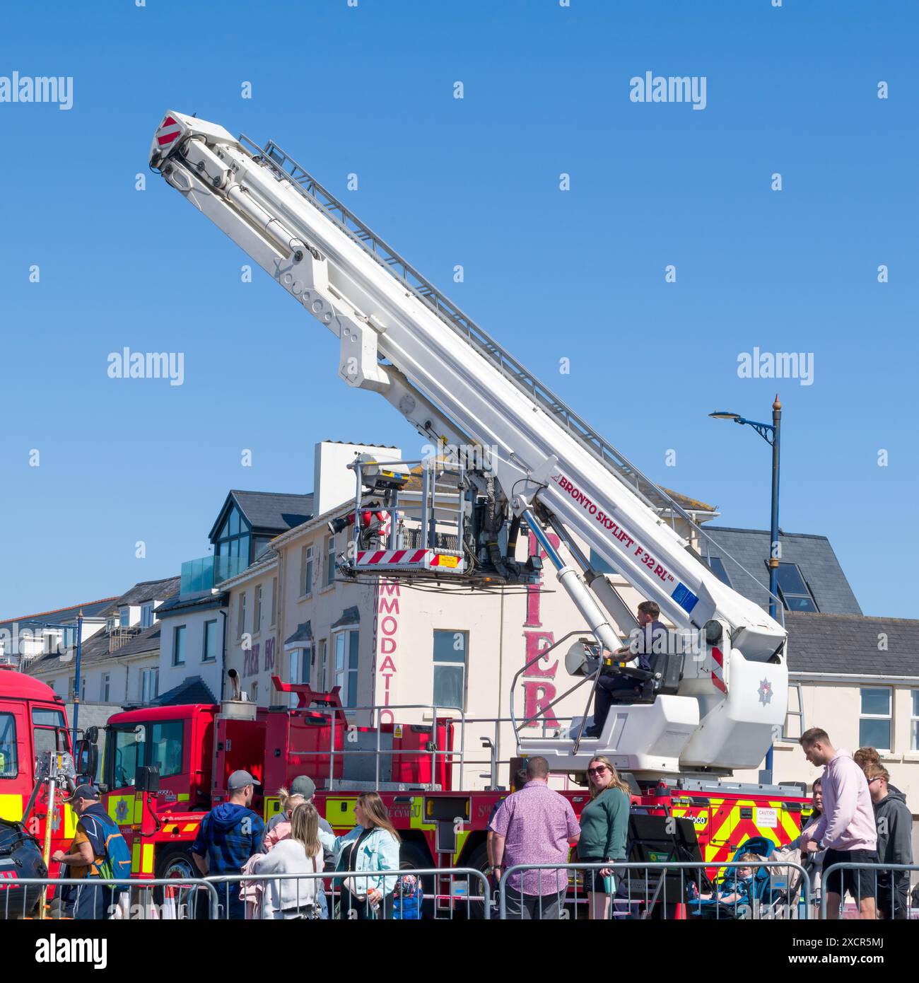 Der Bronto Skylift der Feuerwehr beginnt seine Demonstration beim Rescue fest 2024, Sea Front, Porthcawl UK. Juni 2024. Stockfoto