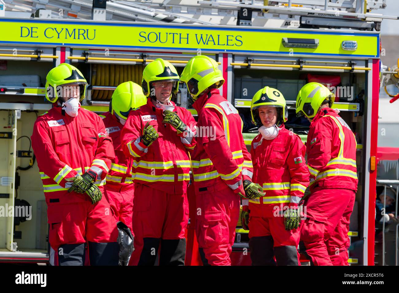 Das Einsatzteam der Feuerwehr entspannt sich vor der Demonstration auf dem Rescue fest 2024 in Porthcawl, Großbritannien. Juni 2024. Stockfoto