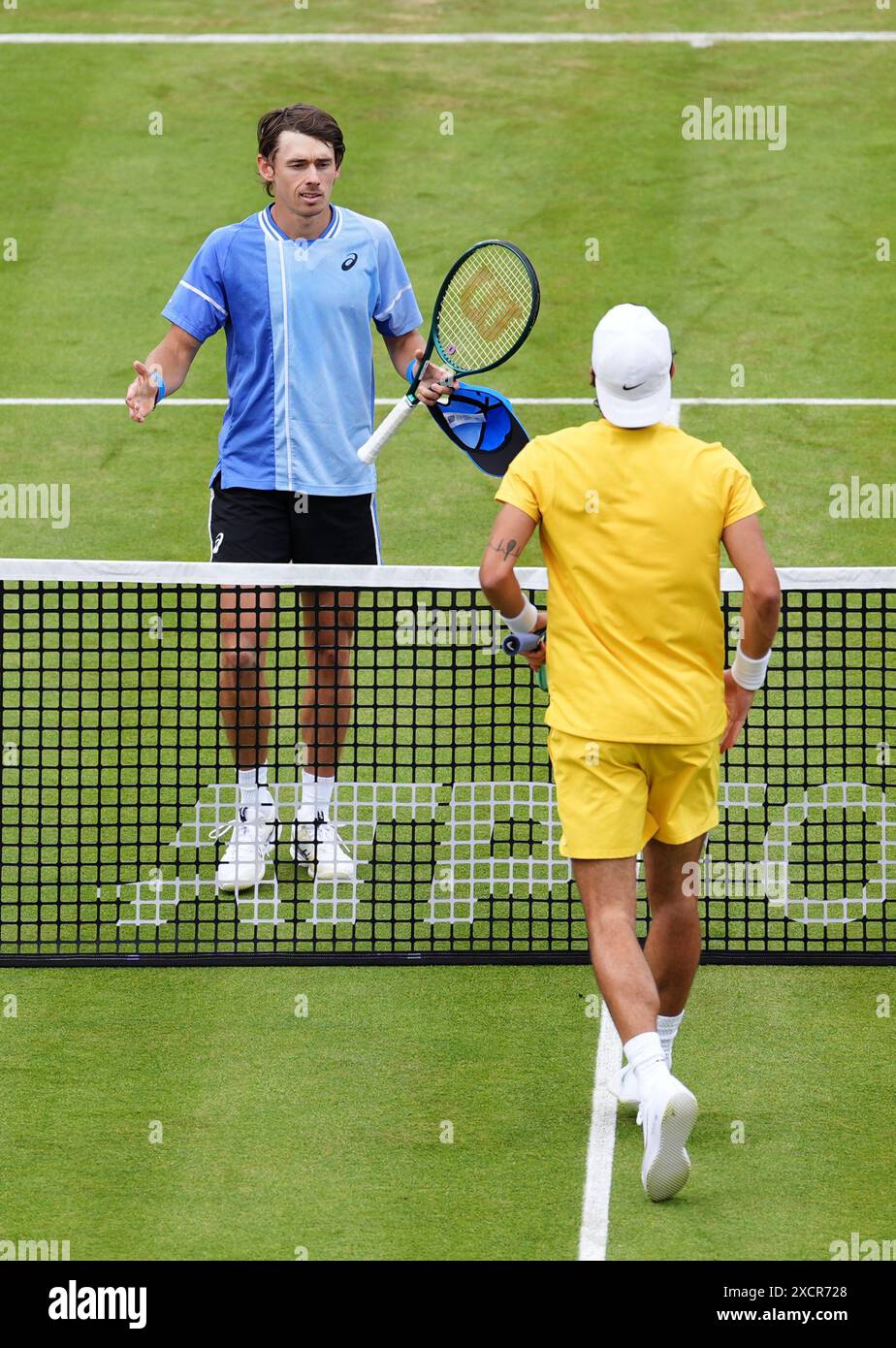 Alex de Minaur (links) schüttelt Lorenzo Musetti die Hand, nachdem er am vierten Tag der Cinch-Meisterschaft im Queen's Club in London das Einzelspiel verloren hat. Bilddatum: Dienstag, 18. Juni 2024. Stockfoto