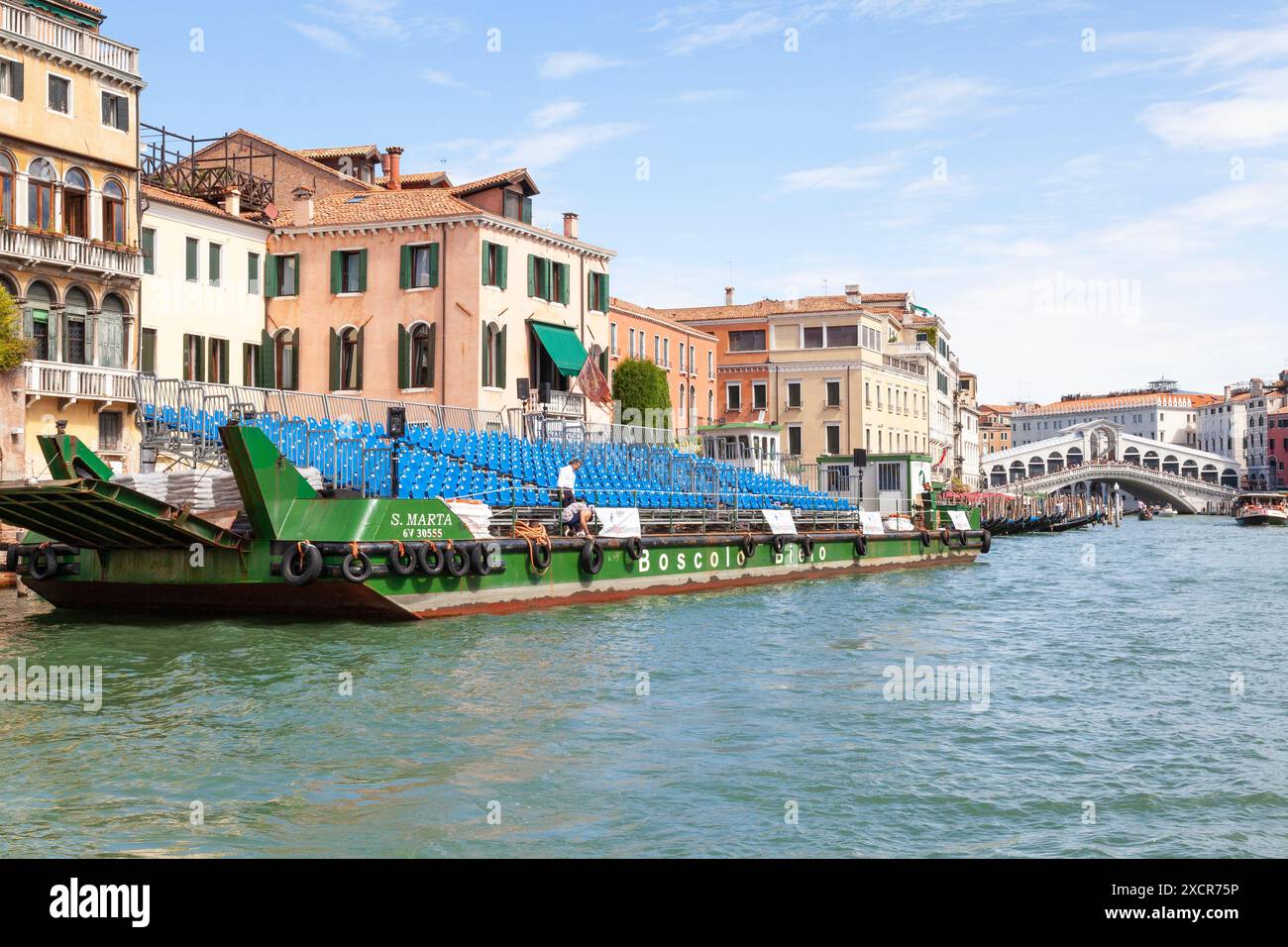 Canale Grande, Venedig, Italien, Sitzplatz für Regata Storica von Boscolo Bielo auf einem schwimmenden Ponton. Arbeiter, die die letzten Vorbereitungen machen Stockfoto