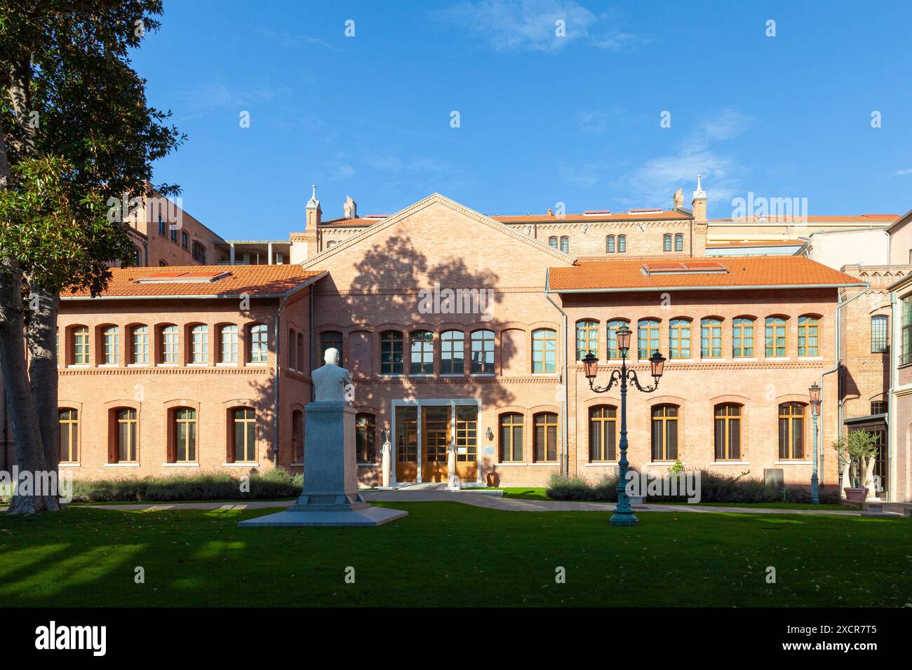 Zentraler Innenhof Hilton Molino Stucky Hotel, Giudecca, Venedig, Italien, mit den architektonischen Details der umgebauten Mehlmühle. Abendlicht. Stockfoto