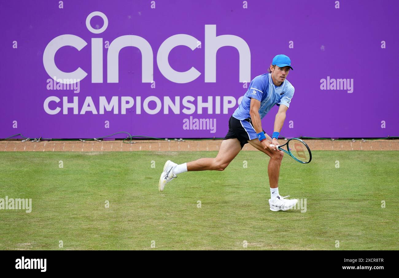Alex de Minaur im Kampf gegen Lorenzo Musetti während des Mannes-Singles-Spiels am vierten Tag der Cinch-Meisterschaft im Queen's Club, London. Bilddatum: Dienstag, 18. Juni 2024. Stockfoto