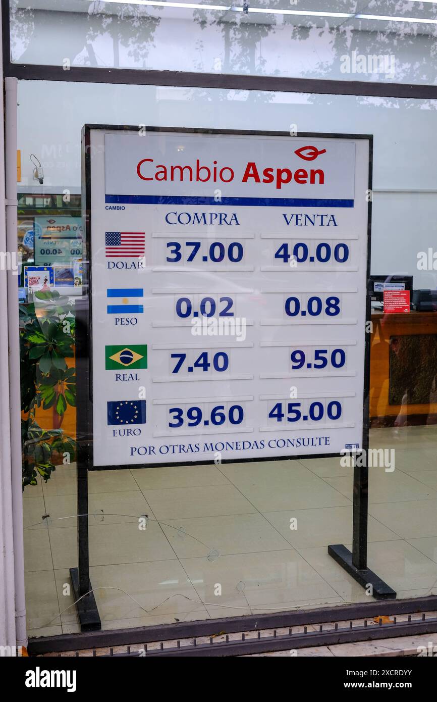 Colonia del Sacramento, Colonia, Uruguay - Wechselstube, Cambio Aspen, Anzeigetafel mit Wechselkursen für Ankauf und Verkauf der Währungen Dolar, Peso, Real und Euro. Colonia del Sacramento Colonia Uruguay *** Colonia del Sacramento, Colonia, Uruguay Exchange Office, Cambio Aspen, Display Board mit Wechselkursen für den Kauf und Verkauf der Währungen Dolar, Peso, Real und Euro Colonia del Sacramento Colonia Uruguay Stockfoto