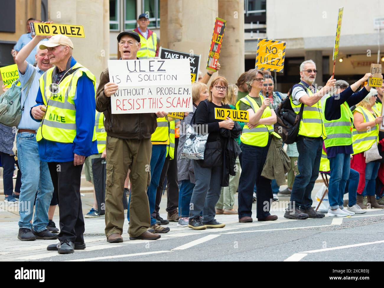 Die Teilnehmer versammeln sich während eines Protestes gegen die Erweiterung der ULEZ vor dem BBC Broadcasting House in London. Stockfoto