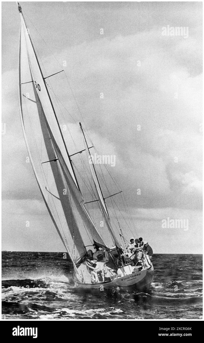 1954 Newport Bermuda Race: Die 36 m lange Yawl-Yacht FINISTERRE, die von Sparkman & Stephens entworfen wurde, wurde von Seth Peterson aus Old Saybrook, Connecticut, gebaut und 1954 gestartet. FINISTERRE wurde für Carlton Mitchell gebaut und gewann 1956 und 1958 das Newport Bermuda Yachtrennen Stockfoto