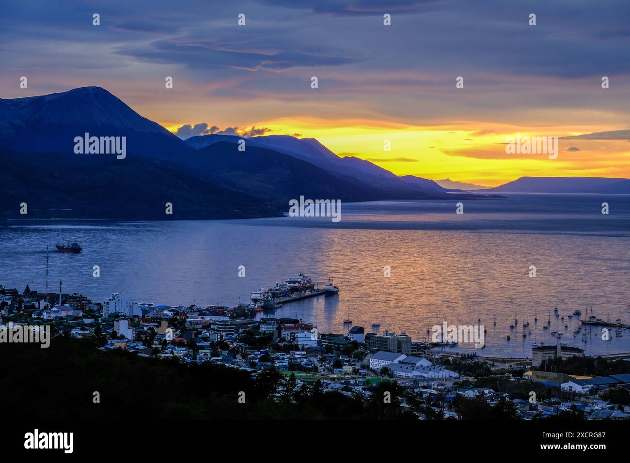 Ushuaia, Feuerland, Argentinien - Sonnenaufgang ueber dem Beagle-Kanal, der Beagle-Kanal ist eine natürliche Wasserstraße an der Suedspitze Suedamer Stockfoto