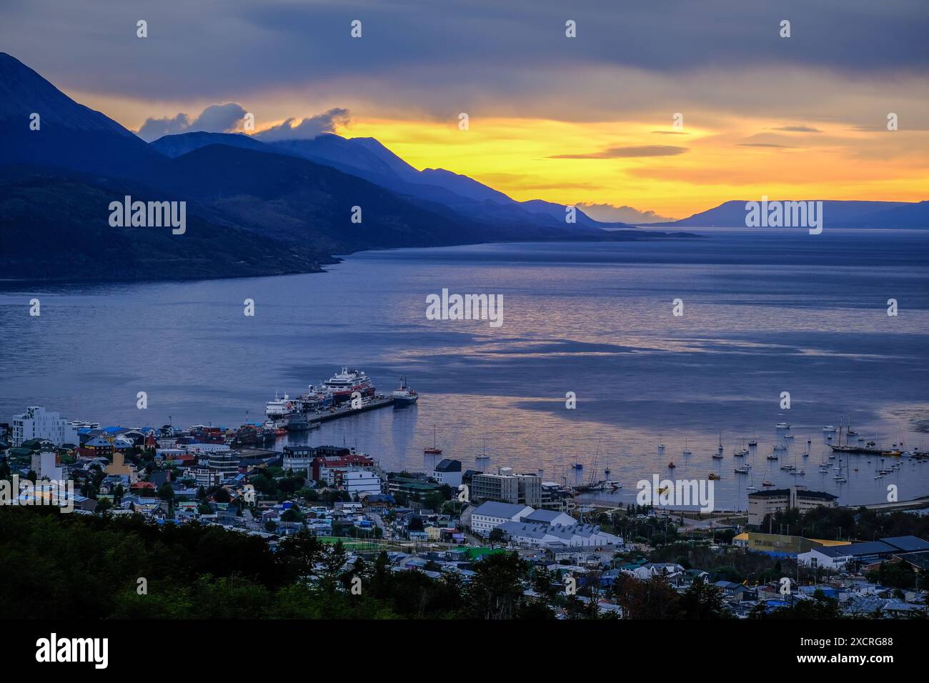 Ushuaia, Feuerland, Argentinien - Sonnenaufgang ueber dem Beagle-Kanal, der Beagle-Kanal ist eine natürliche Wasserstraße an der Suedspitze Suedamer Stockfoto
