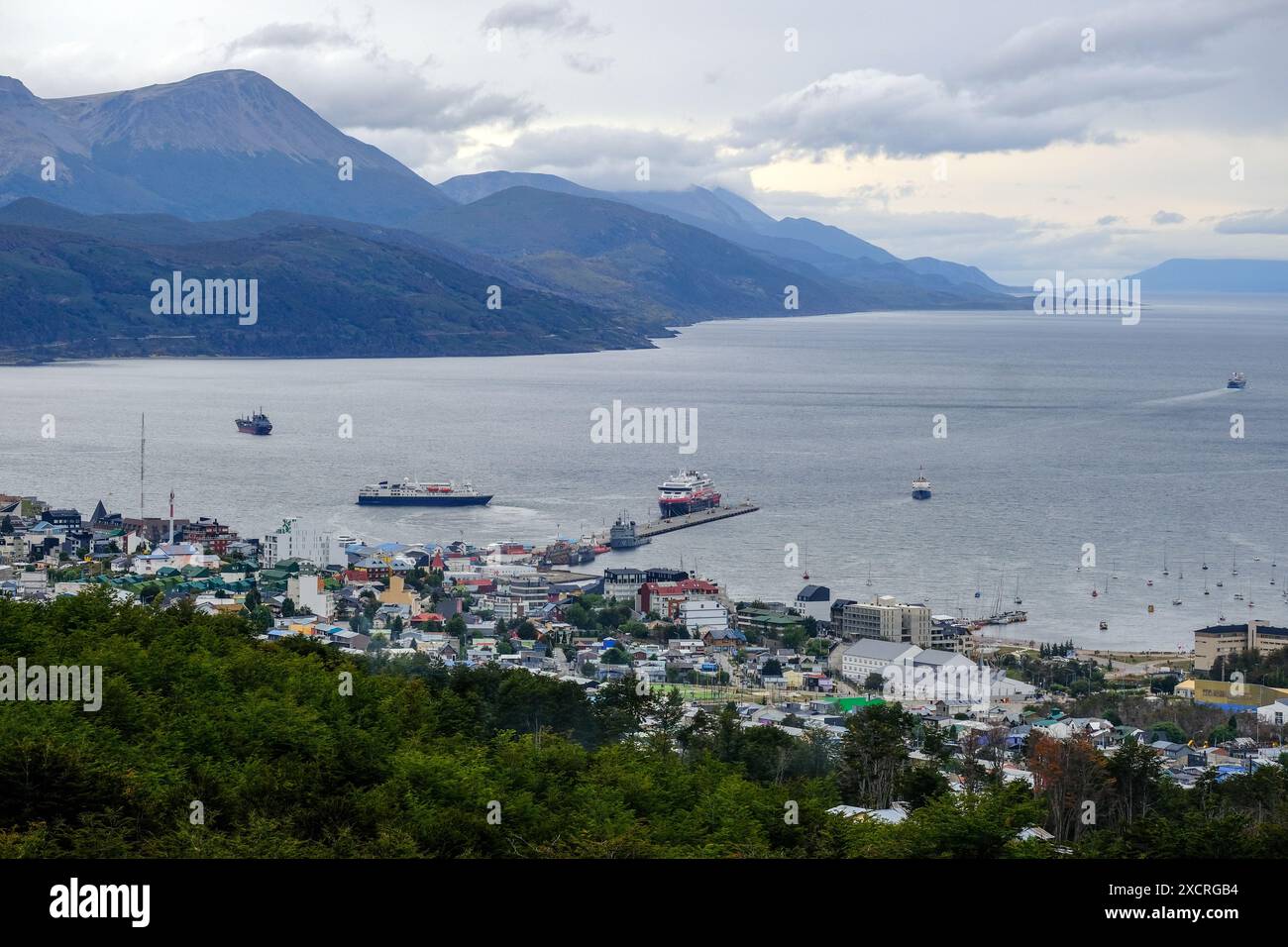 Ushuaia, Feuerland, Argentinien - Sonnenaufgang ueber dem Beagle-Kanal, der Beagle-Kanal ist eine natürliche Wasserstraße an der Suedspitze Suedamer Stockfoto