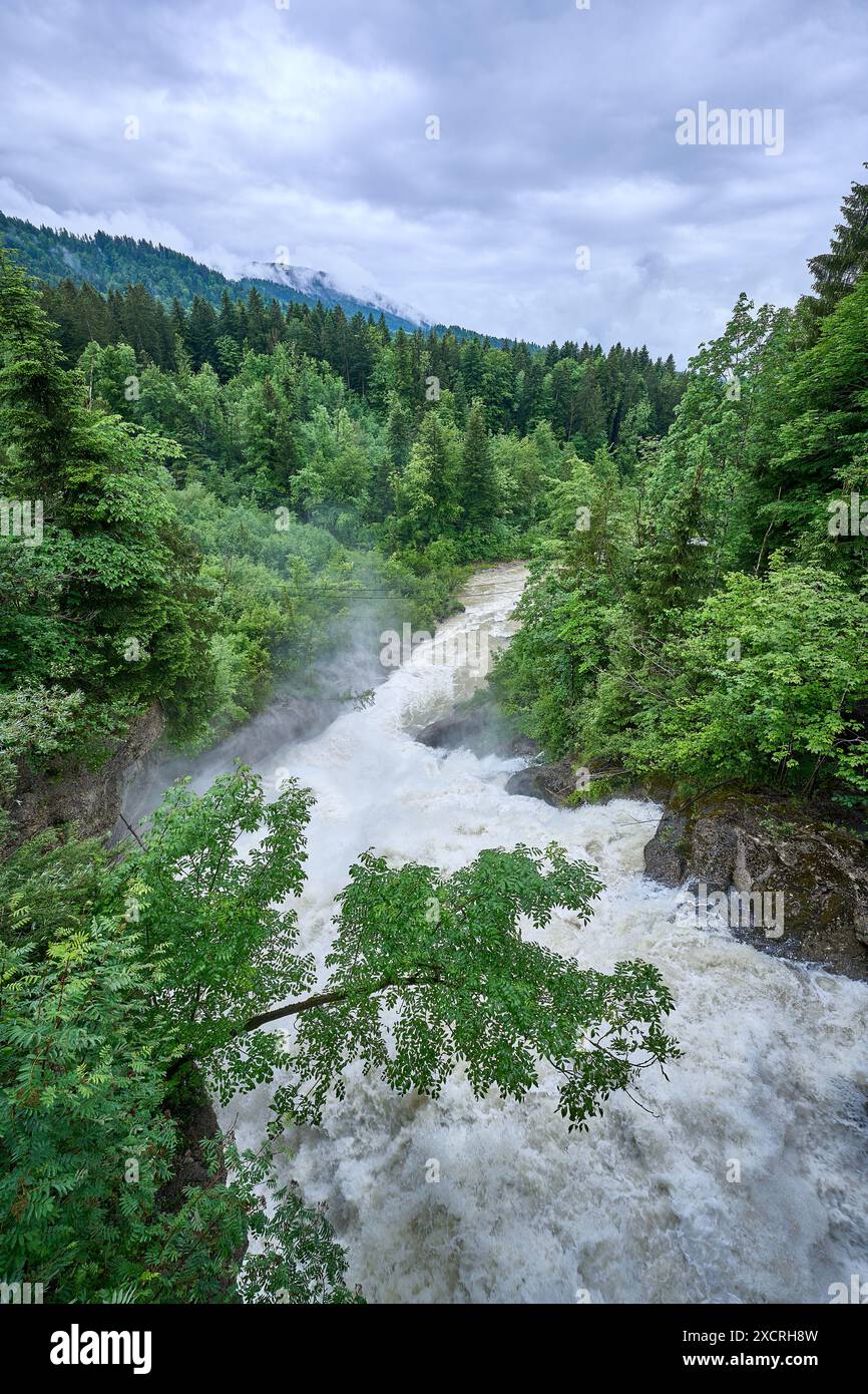 Weissach Wasserfall in den Allgäuer Alpen mit extremen Hochwasser und starken Überschwemmungen nach mehrtägigem Regen, Oberstaufen, Allgäuer Alpen, Germa Stockfoto